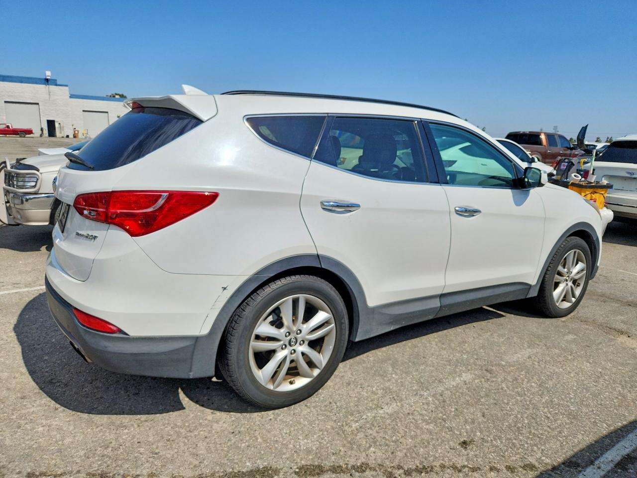 2014 Hyundai Santa Fe White vin: 5XYZU3LA0EG197710