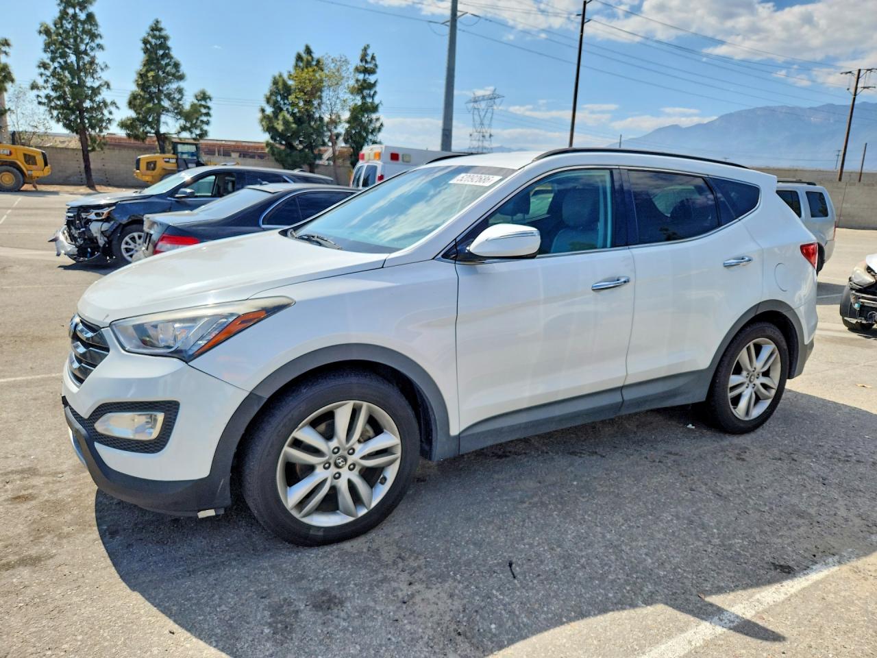2014 Hyundai Santa Fe White vin: 5XYZU3LA0EG197710