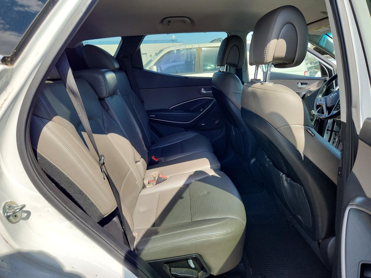 2014 Hyundai Santa Fe White vin: 5XYZU3LA0EG197710
