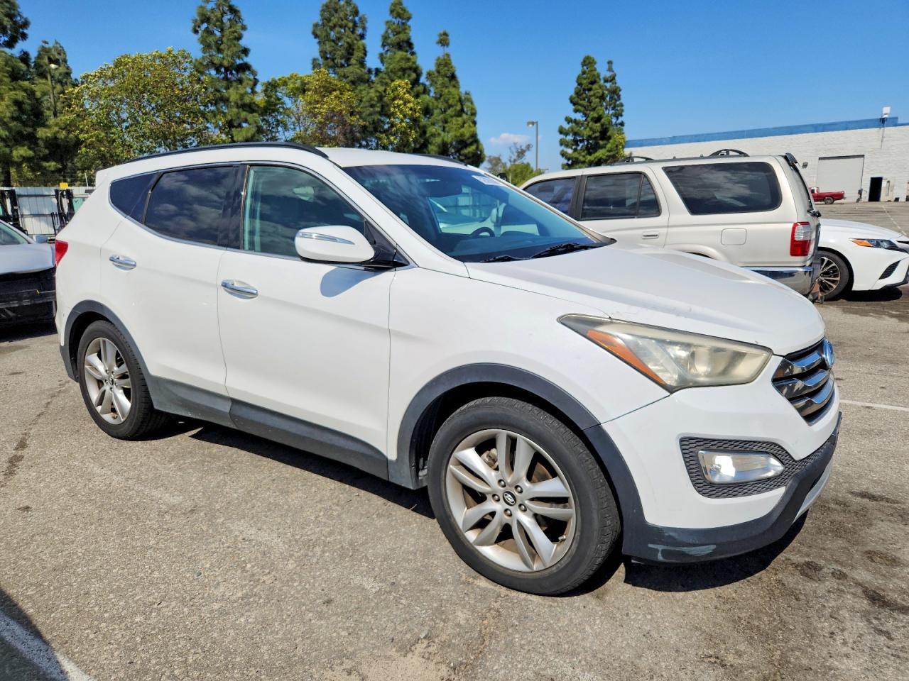 2014 Hyundai Santa Fe White vin: 5XYZU3LA0EG197710
