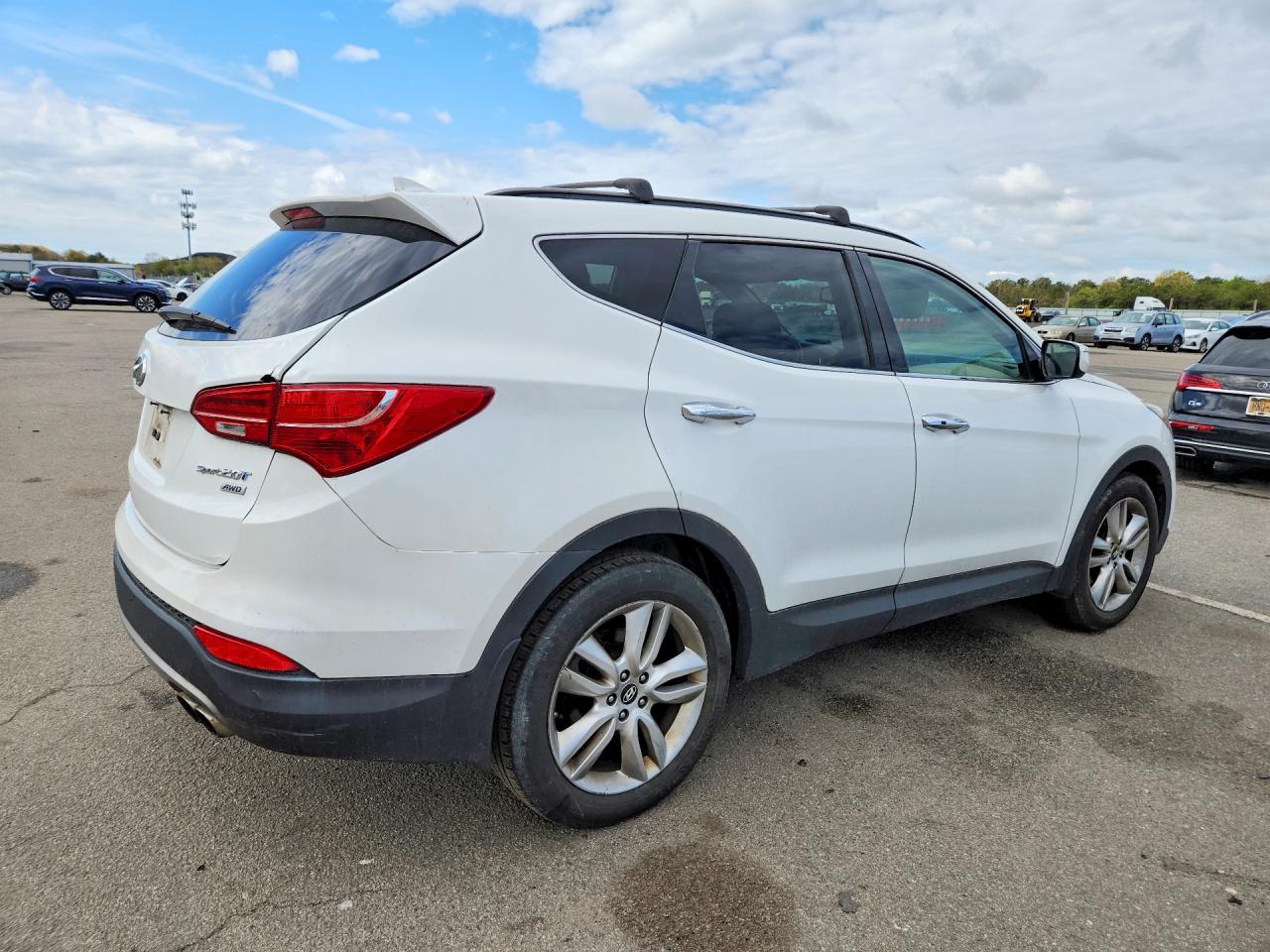 2013 Hyundai Santa Fe Sport 2.0t White vin: 5XYZUDLA4DG109665