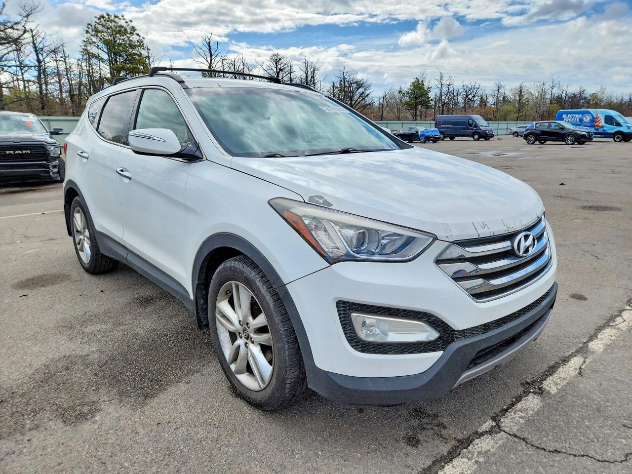 2013 Hyundai Santa Fe Sport 2.0t White vin: 5XYZUDLA4DG109665