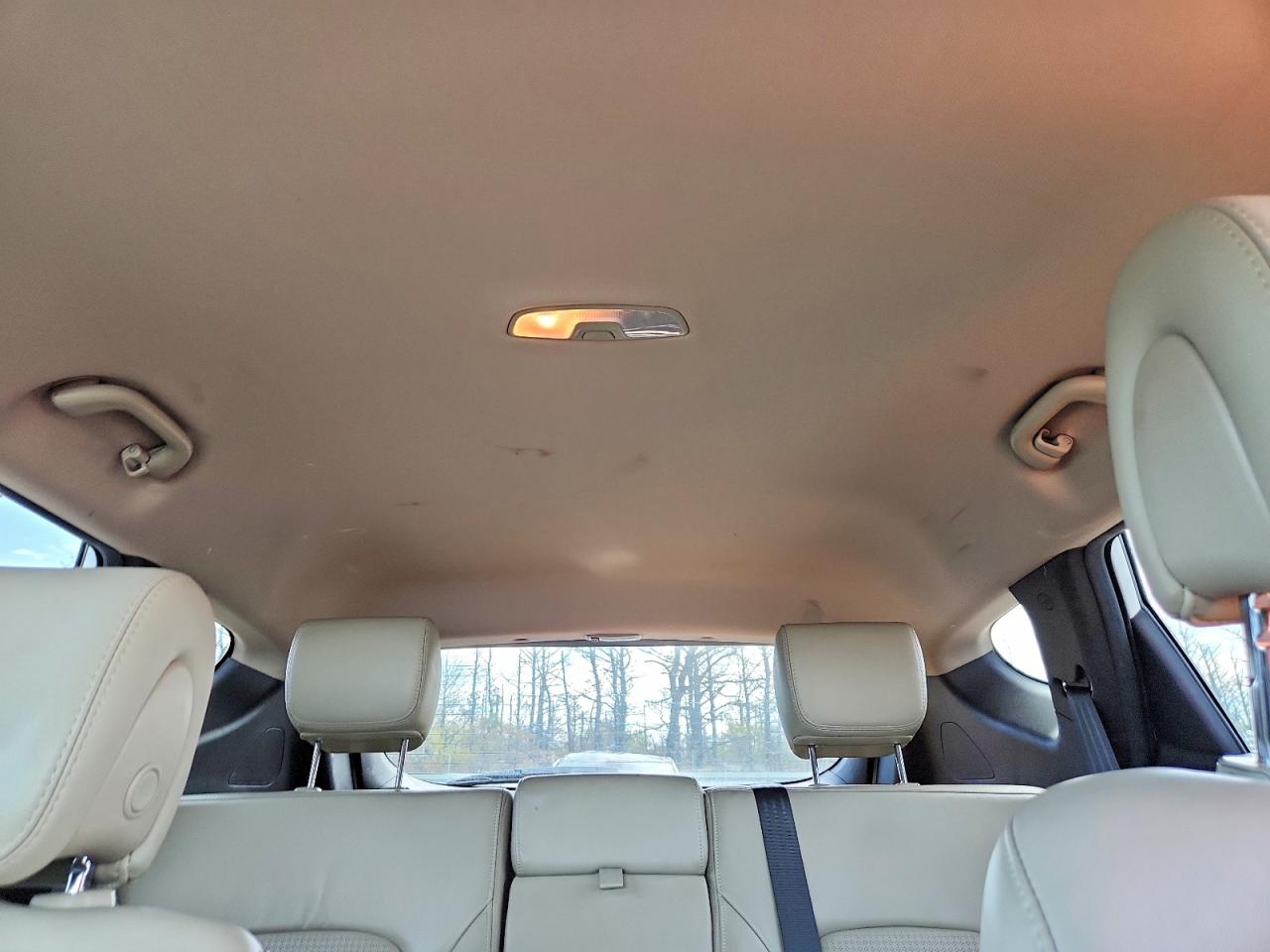 2013 Hyundai Santa Fe Sport 2.0t White vin: 5XYZUDLA4DG109665