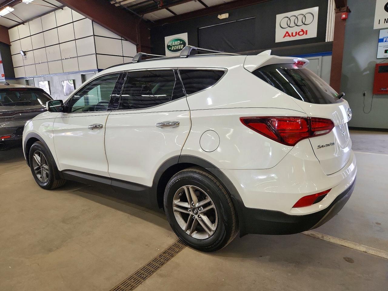 2018 Hyundai Santa Fe Sport 2.4l Белый vin: 5XYZUDLB1JG556569