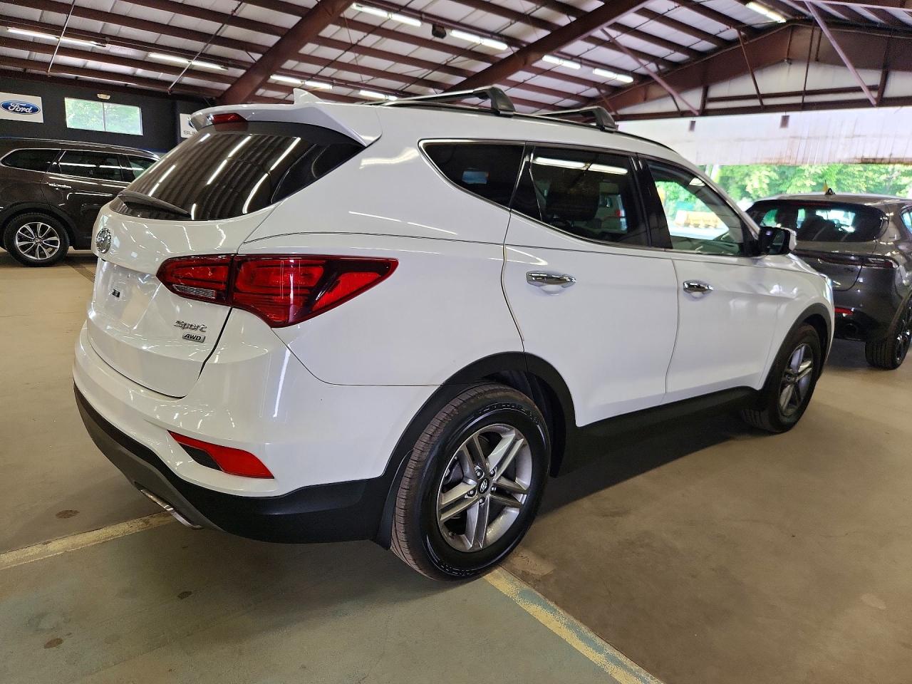 2018 Hyundai Santa Fe Sport 2.4l Белый vin: 5XYZUDLB1JG556569