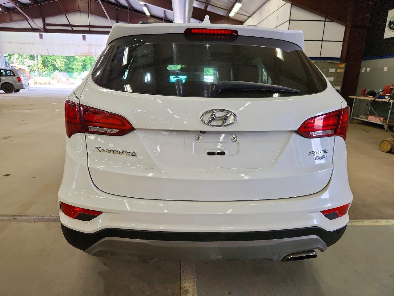 2018 Hyundai Santa Fe Sport 2.4l Белый vin: 5XYZUDLB1JG556569