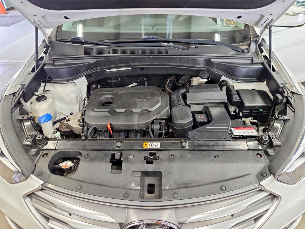 2018 Hyundai Santa Fe Sport 2.4l Белый vin: 5XYZUDLB1JG556569