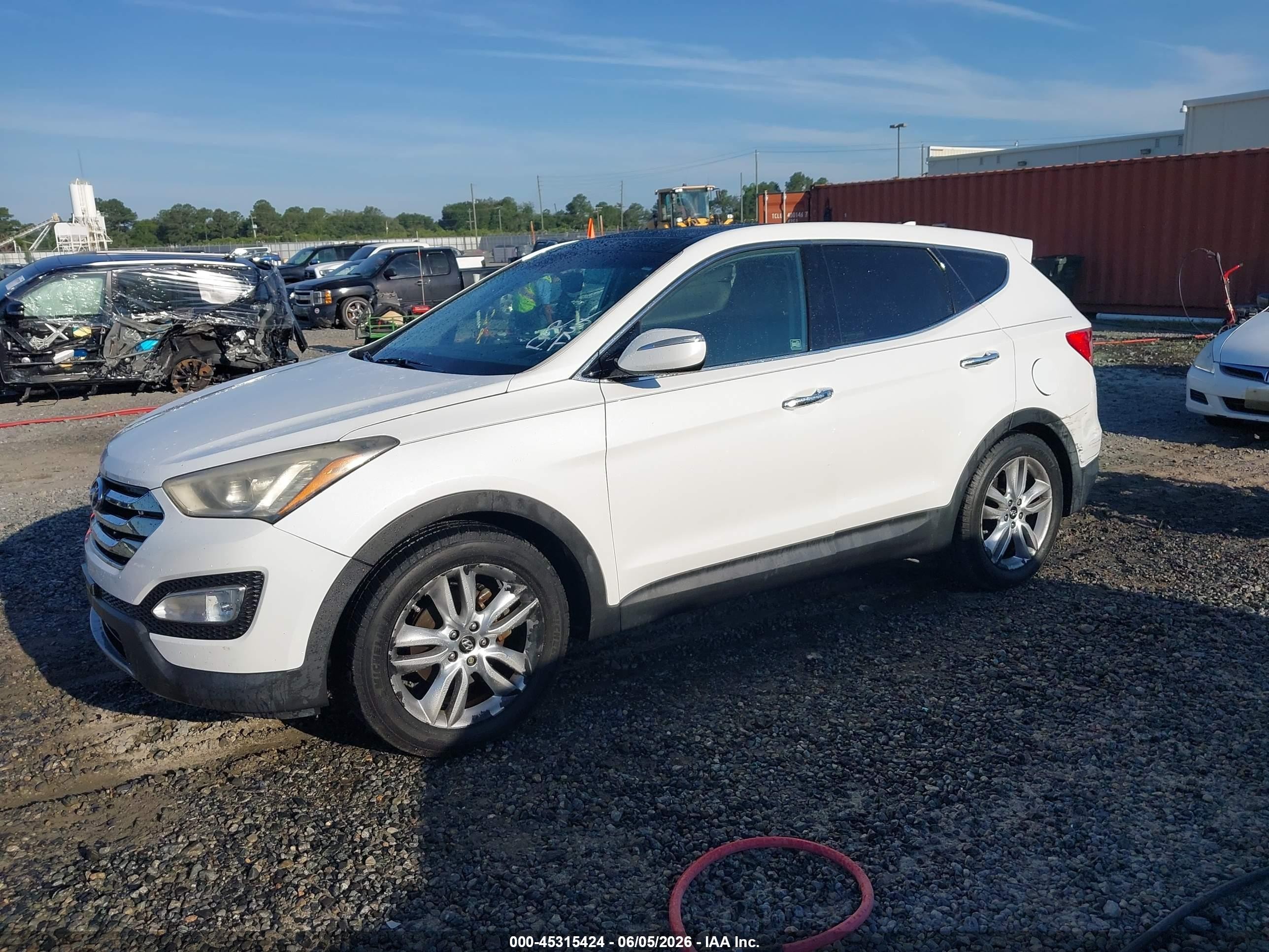 2013 Hyundai Santa Fe Sport 2.0t White vin: 5XYZW3LA4DG007562