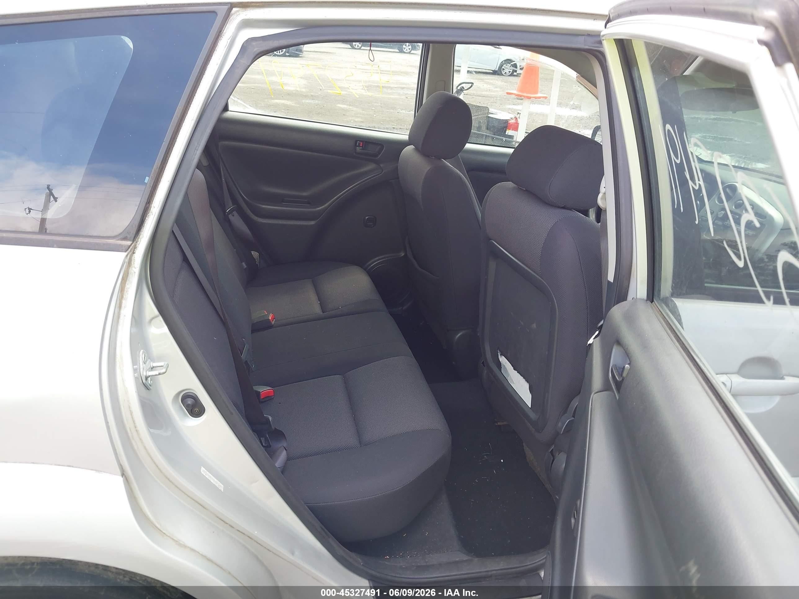 2004 Pontiac Vibe   Silver vin: 5Y2SL628X4Z423627