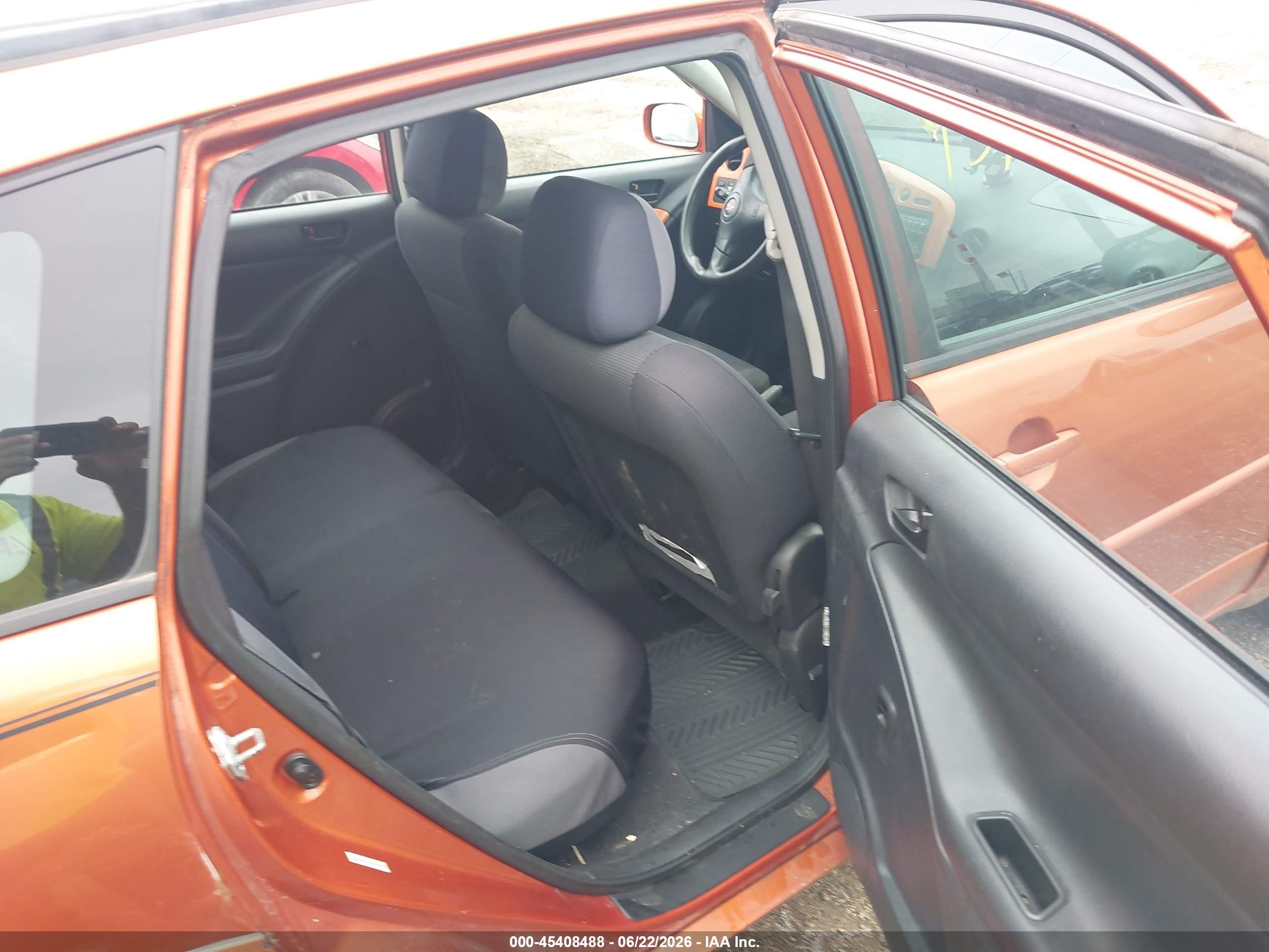 2005 Pontiac Vibe   Orange vin: 5Y2SL63875Z403335