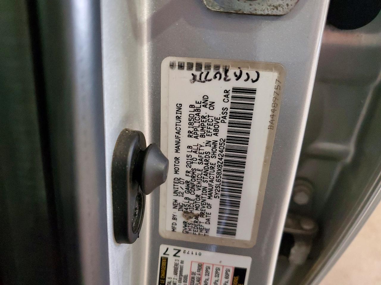 2008 Pontiac Vibe Silver vin: 5Y2SL658X8Z424052
