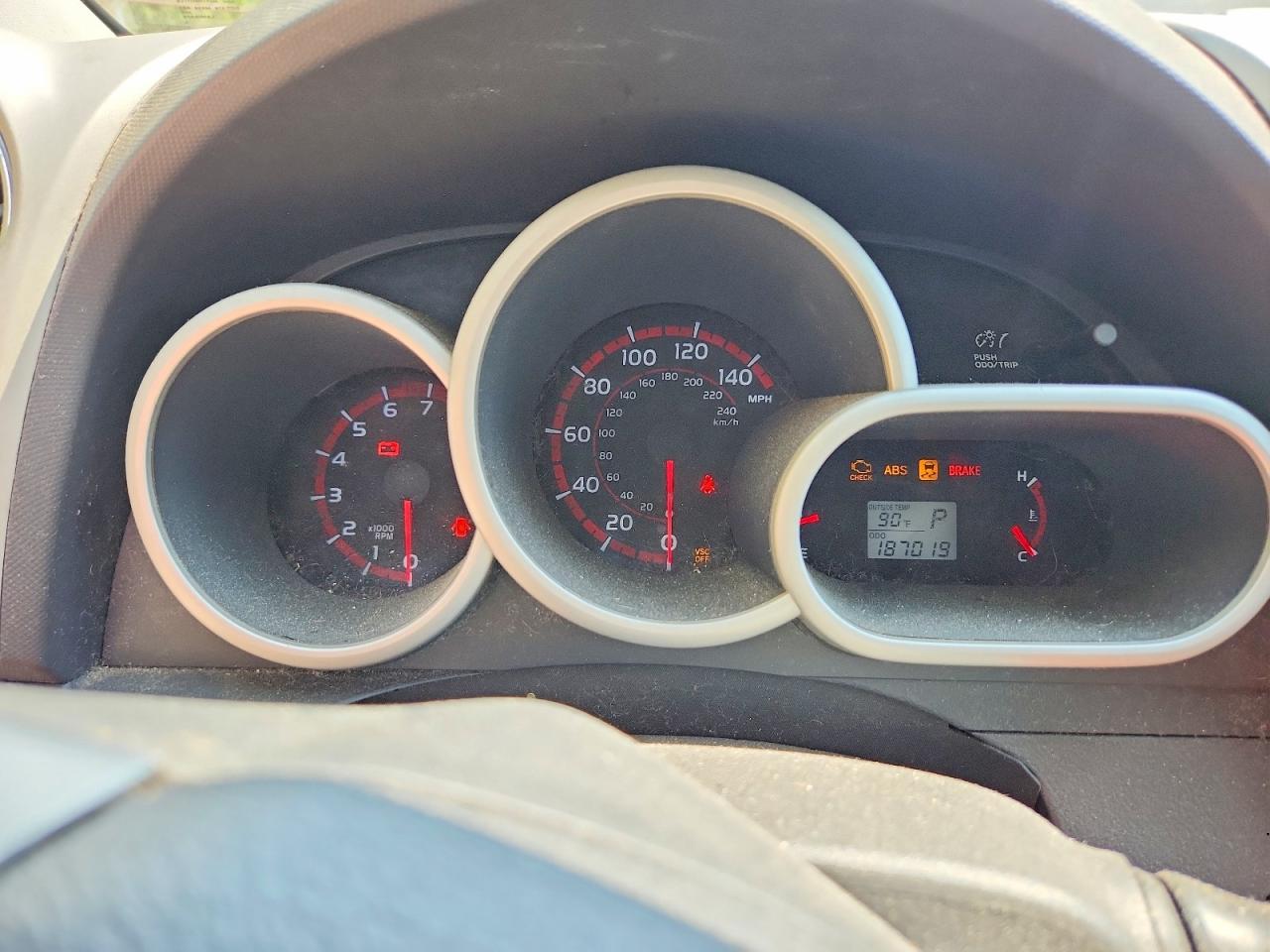 2009 Pontiac Vibe White vin: 5Y2SM670X9Z475007