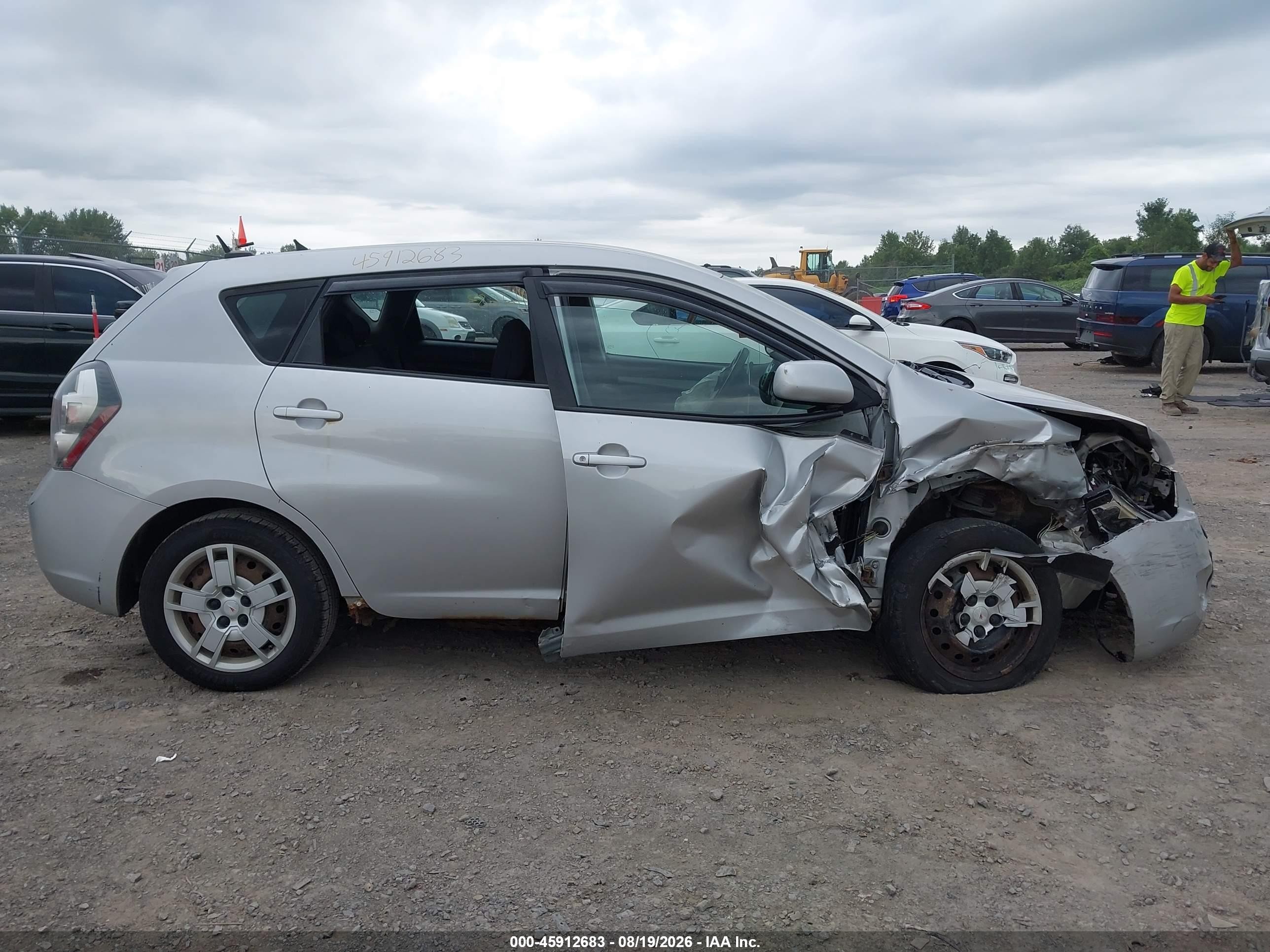 2010 Pontiac Vibe   Silver vin: 5Y2SM6E09AZ408714