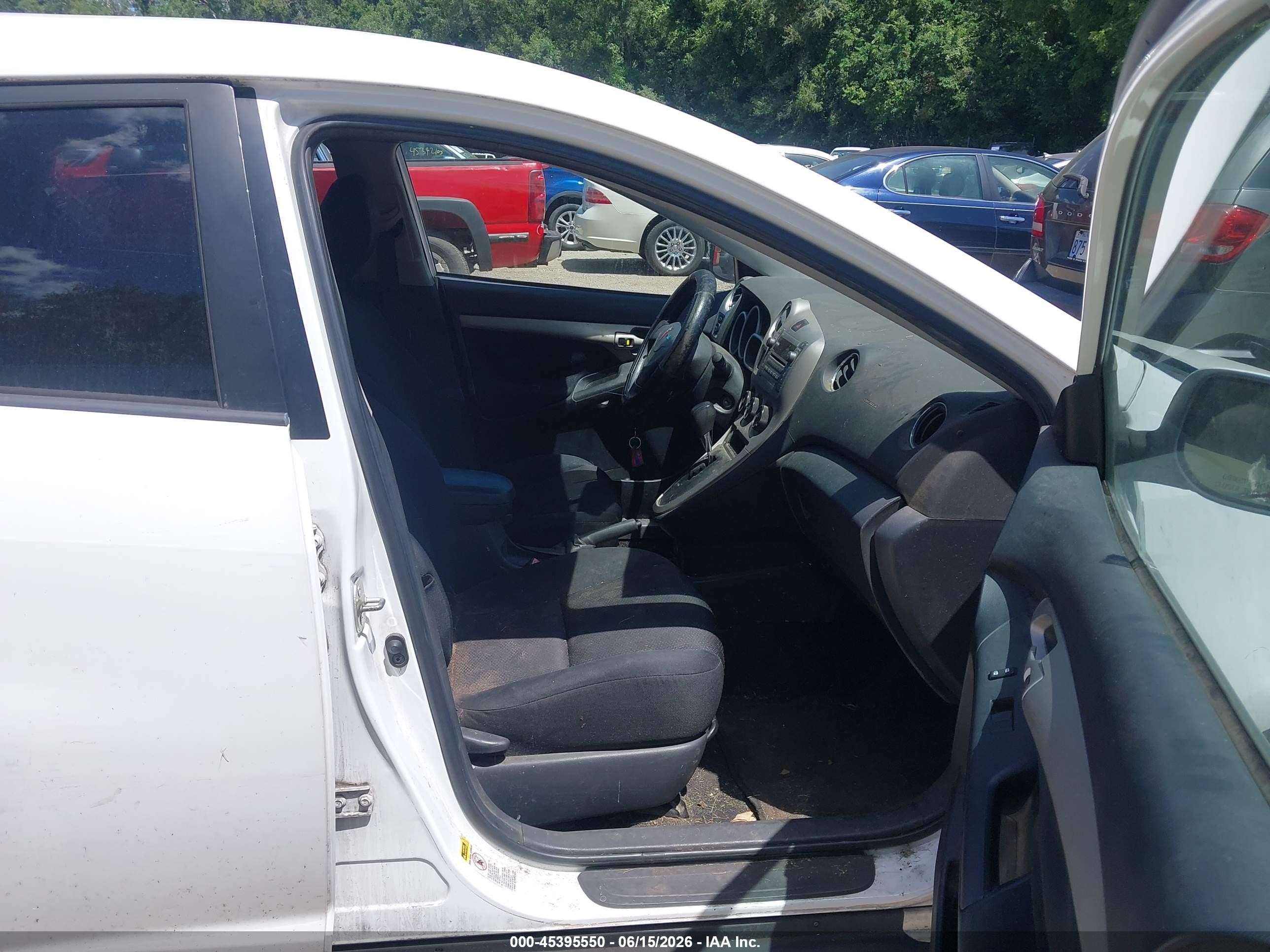 2009 Pontiac Vibe   White vin: 5Y2SP67039Z414959