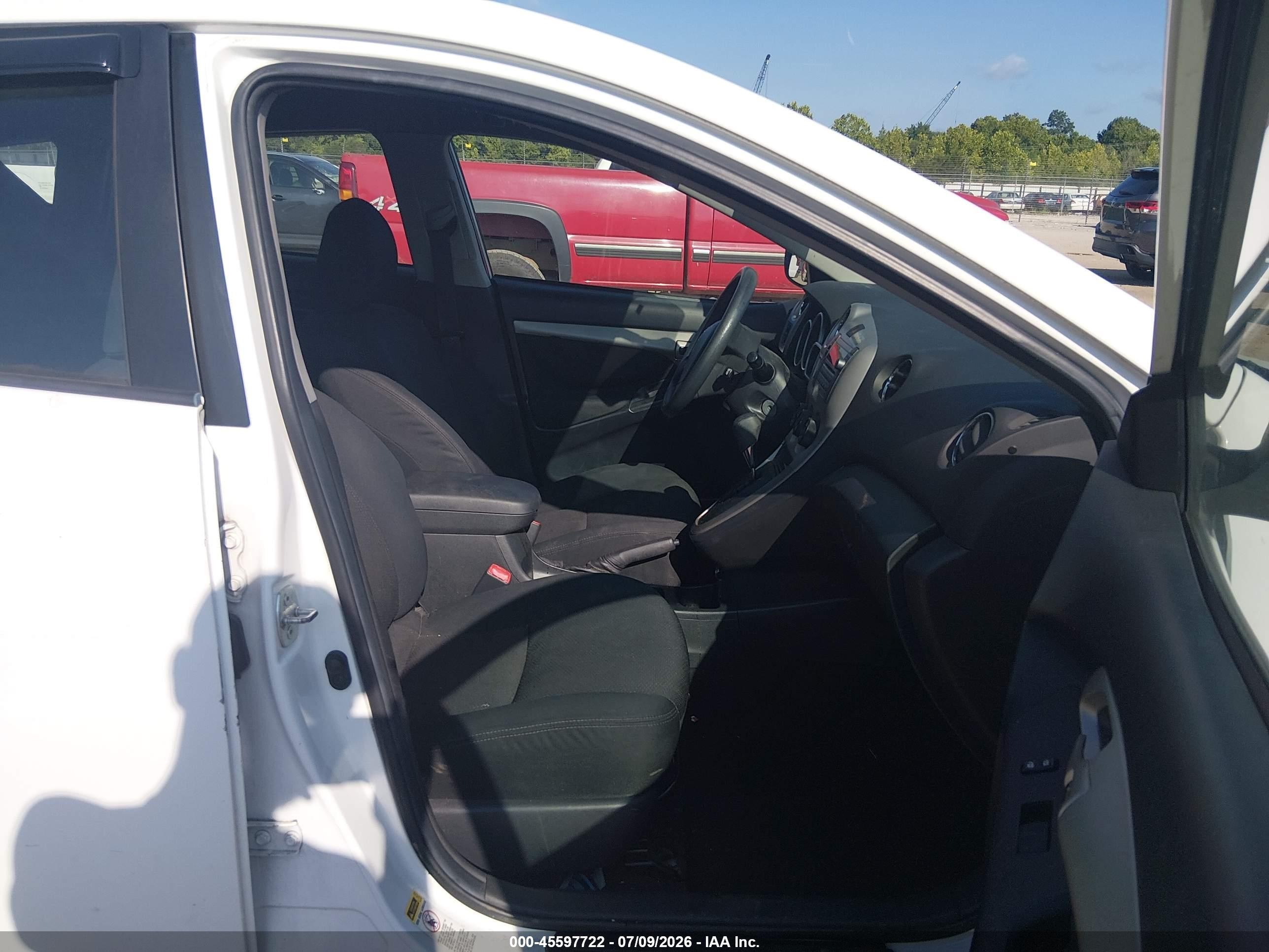 2009 Pontiac Vibe   White vin: 5Y2SP67059Z444562