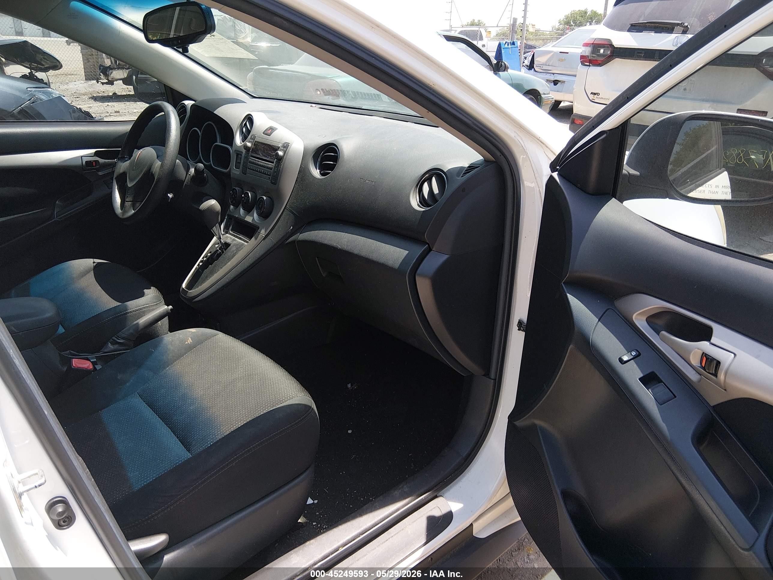 2009 Pontiac Vibe   White vin: 5Y2SP67059Z459451