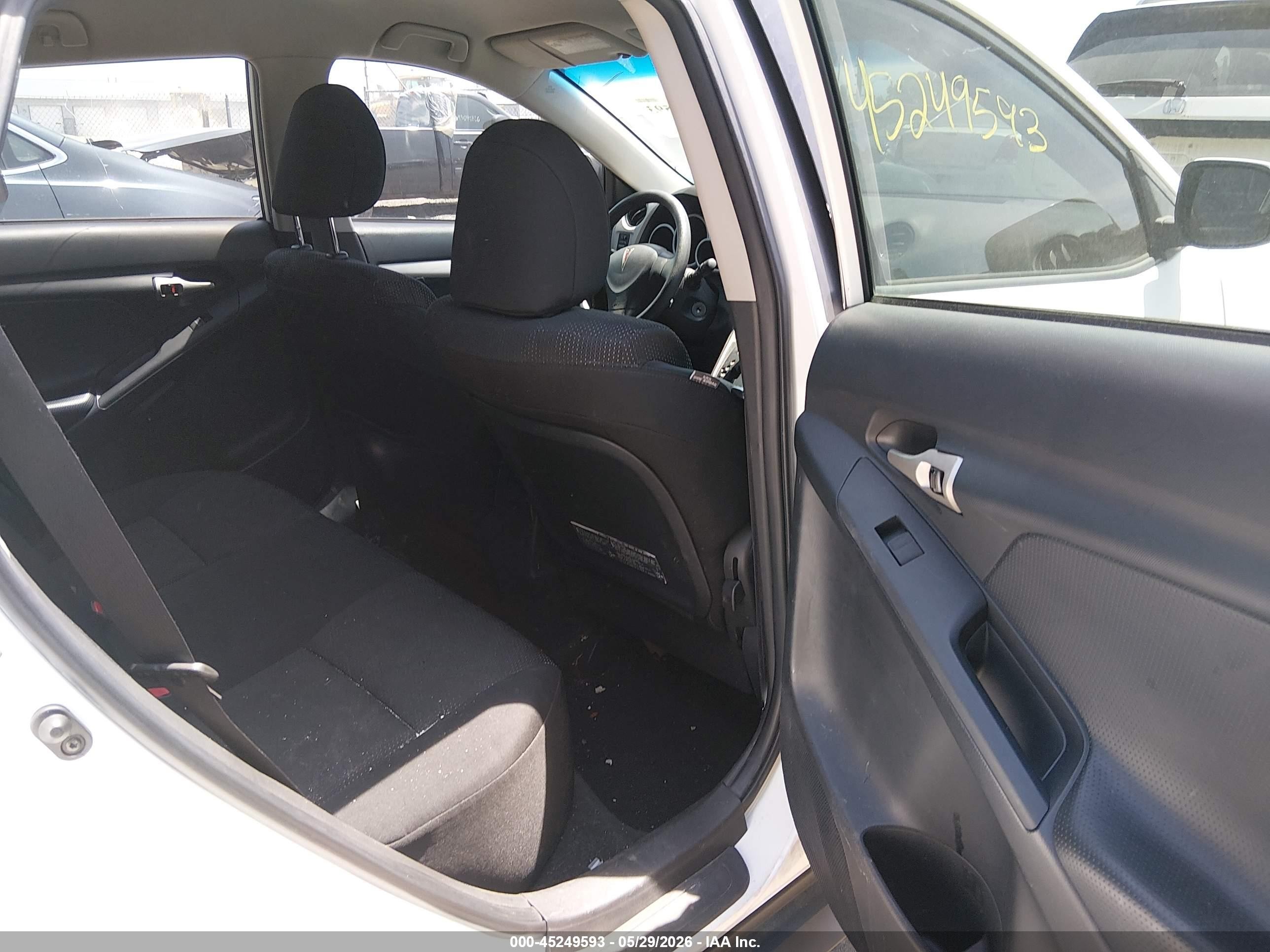 2009 Pontiac Vibe   White vin: 5Y2SP67059Z459451