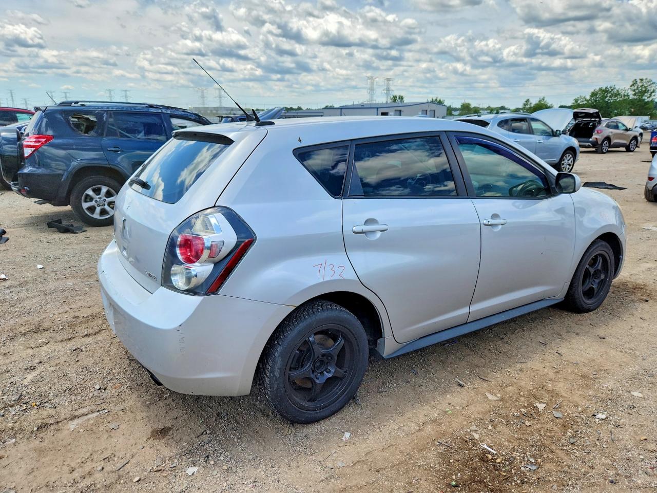 2009 Pontiac Vibe Silver vin: 5Y2SP670X9Z443102