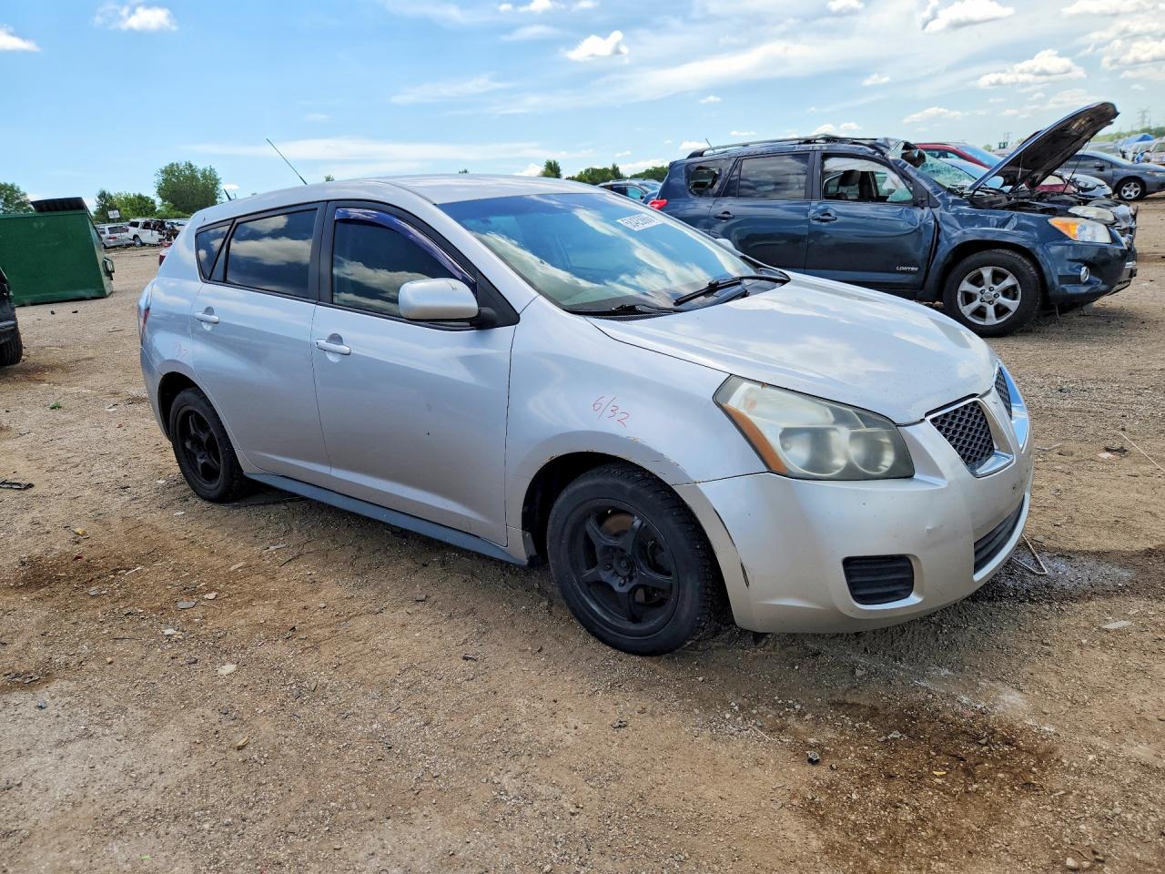 2009 Pontiac Vibe Silver vin: 5Y2SP670X9Z443102