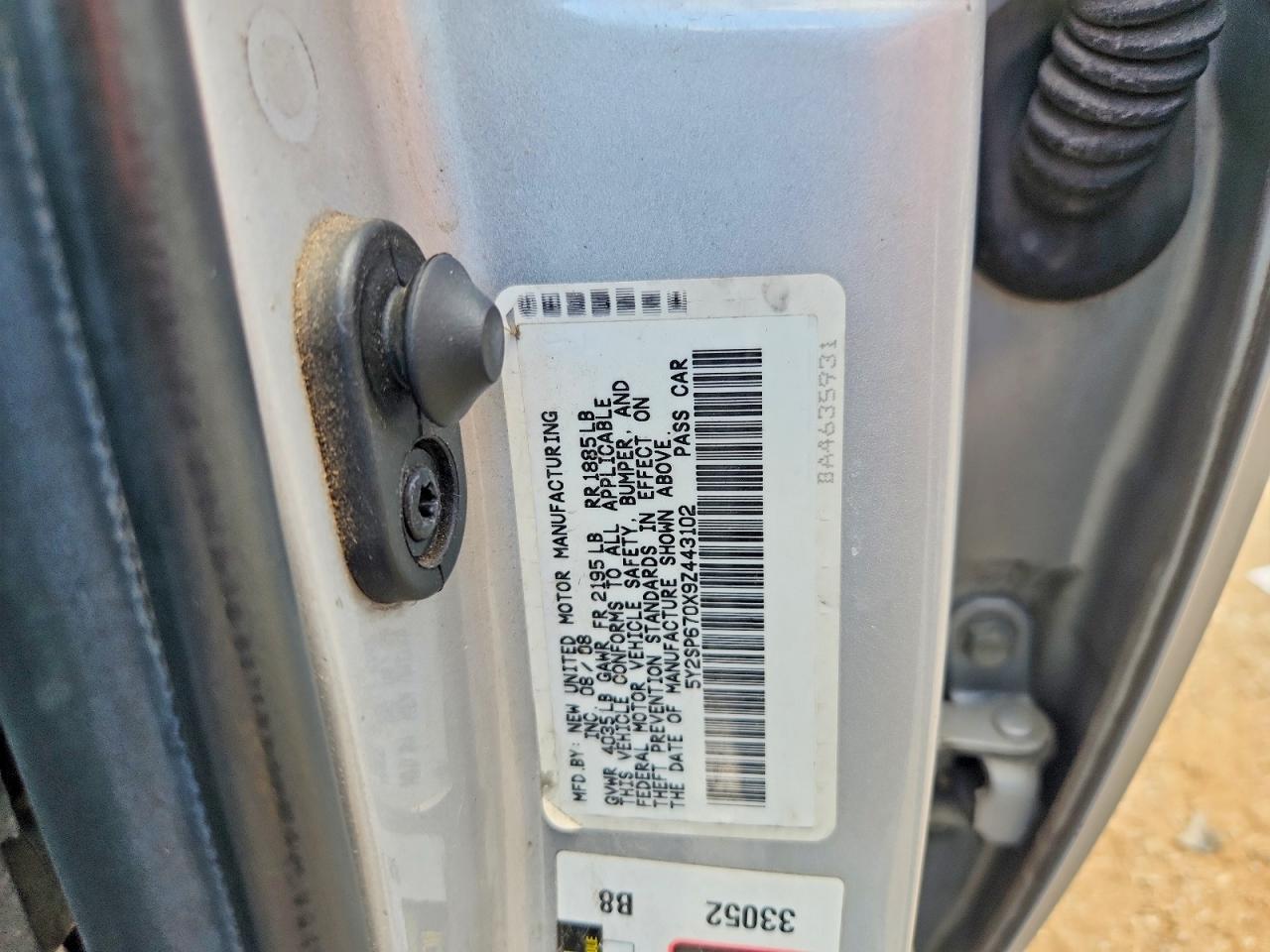 2009 Pontiac Vibe Silver vin: 5Y2SP670X9Z443102