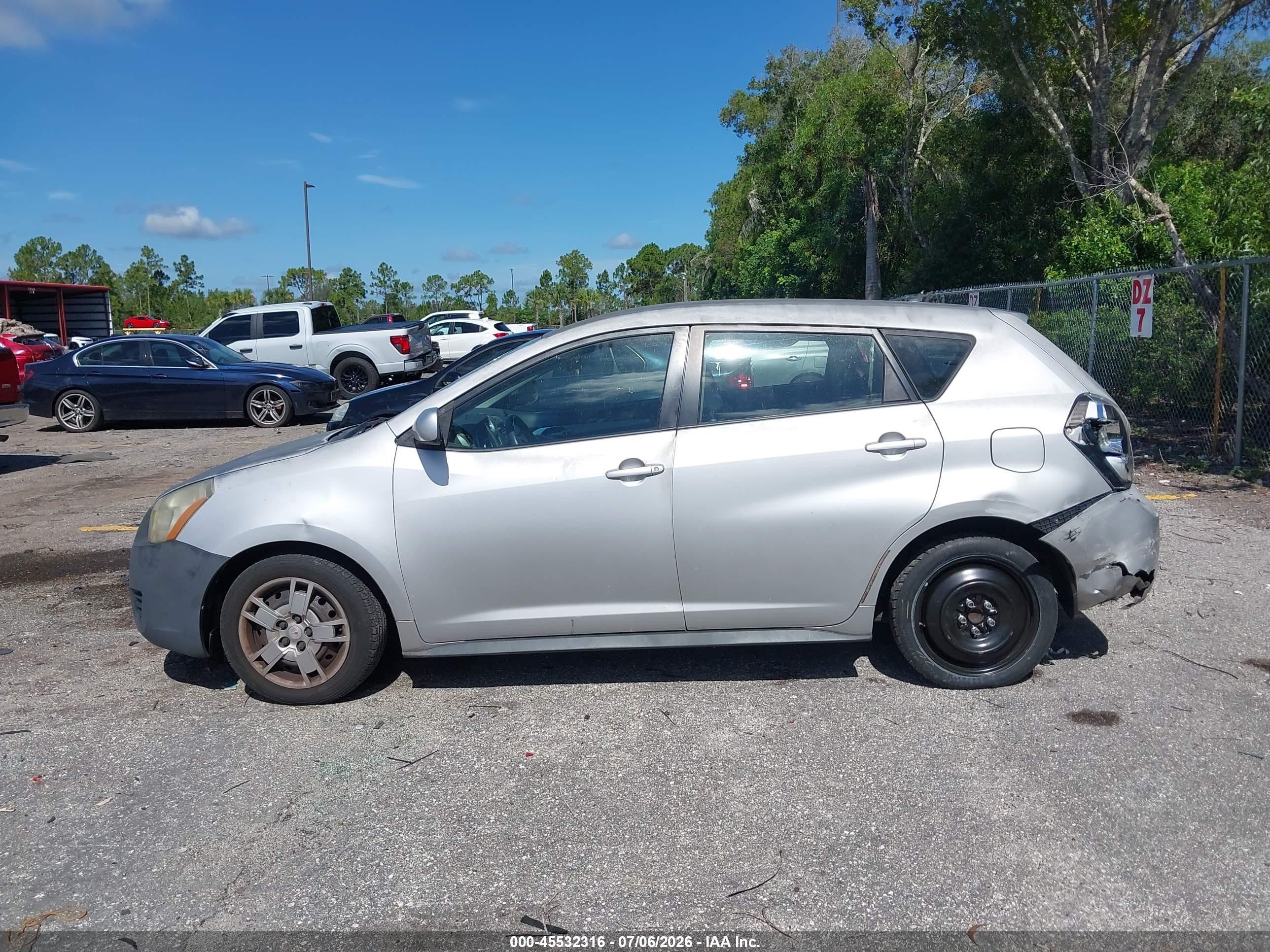 2009 Pontiac Vibe   Silver vin: 5Y2SP670X9Z449370