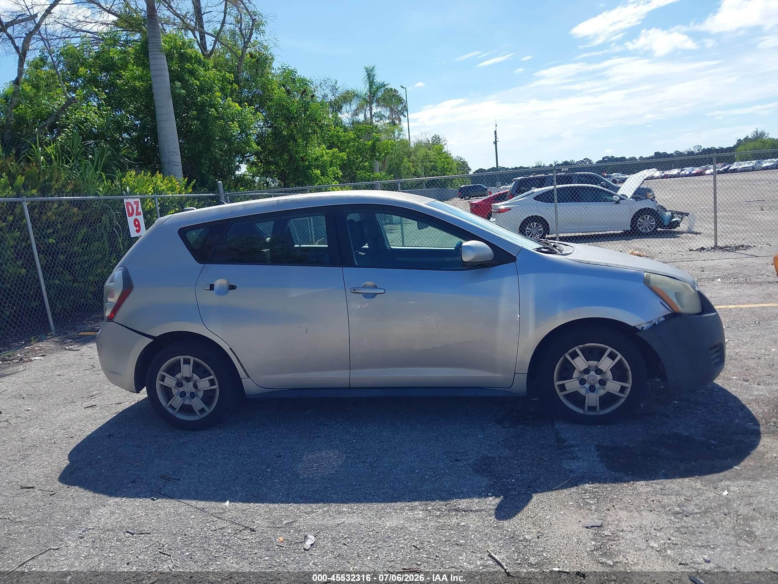2009 Pontiac Vibe   Silver vin: 5Y2SP670X9Z449370