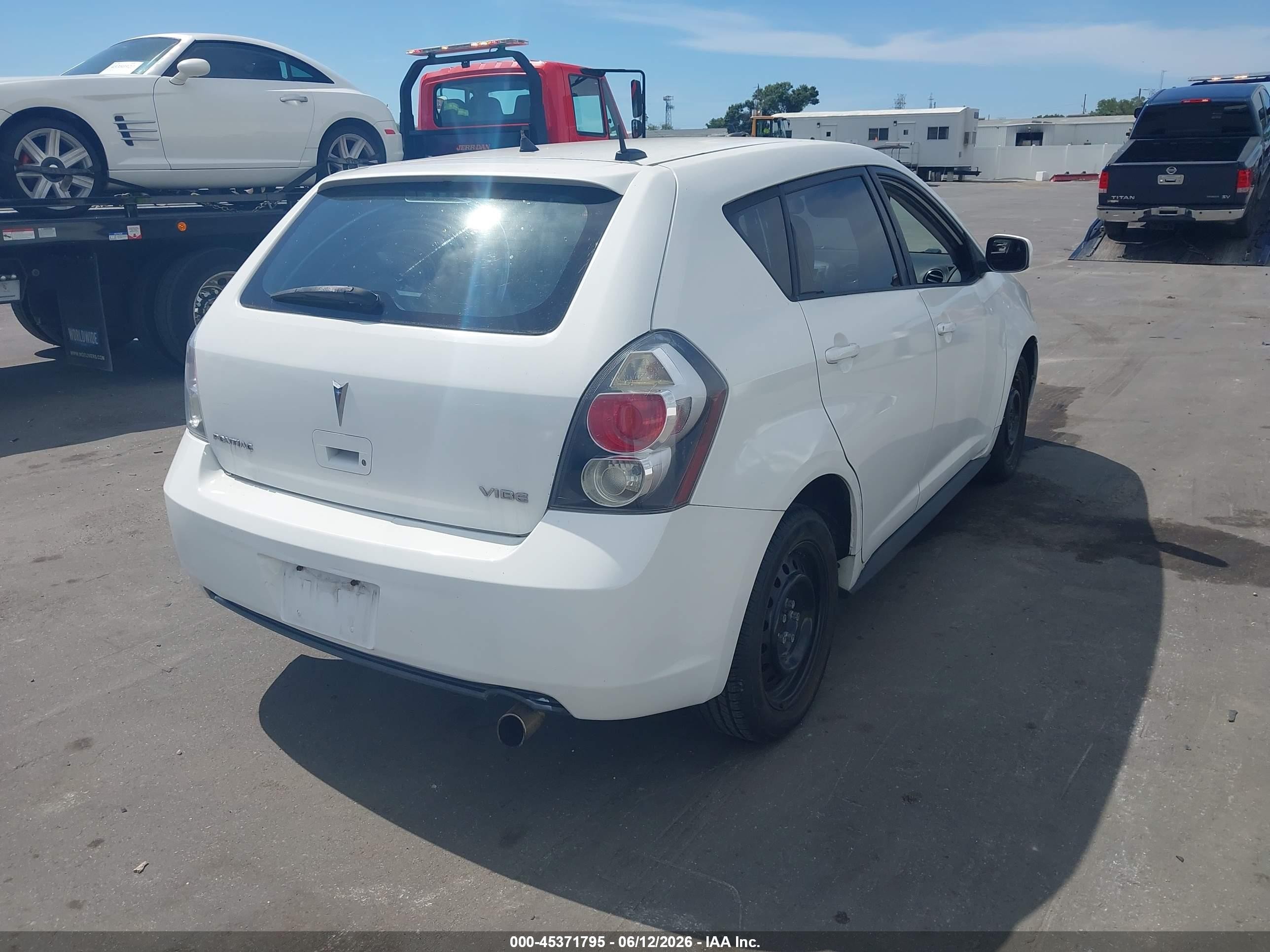 2009 Pontiac Vibe   White vin: 5Y2SP67819Z446928