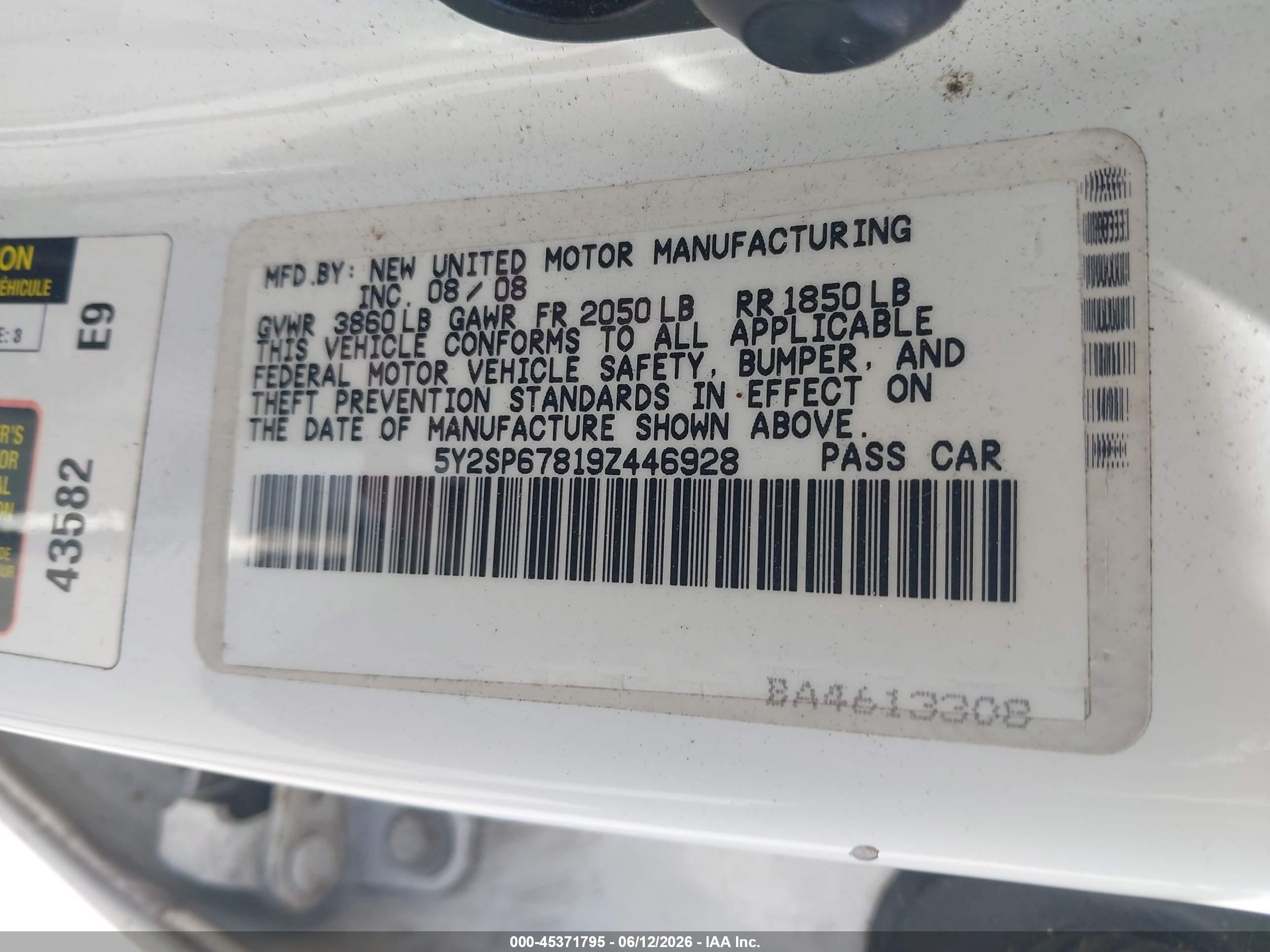 2009 Pontiac Vibe   White vin: 5Y2SP67819Z446928