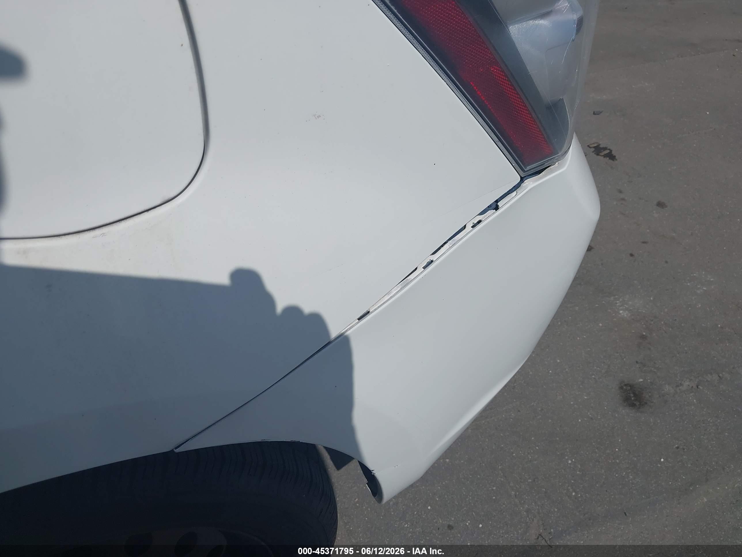 2009 Pontiac Vibe   White vin: 5Y2SP67819Z446928