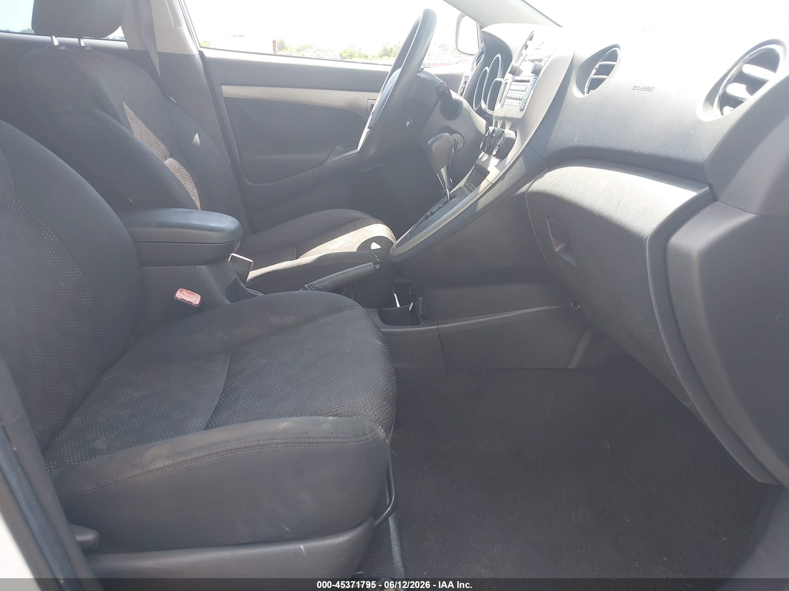 2009 Pontiac Vibe   White vin: 5Y2SP67819Z446928