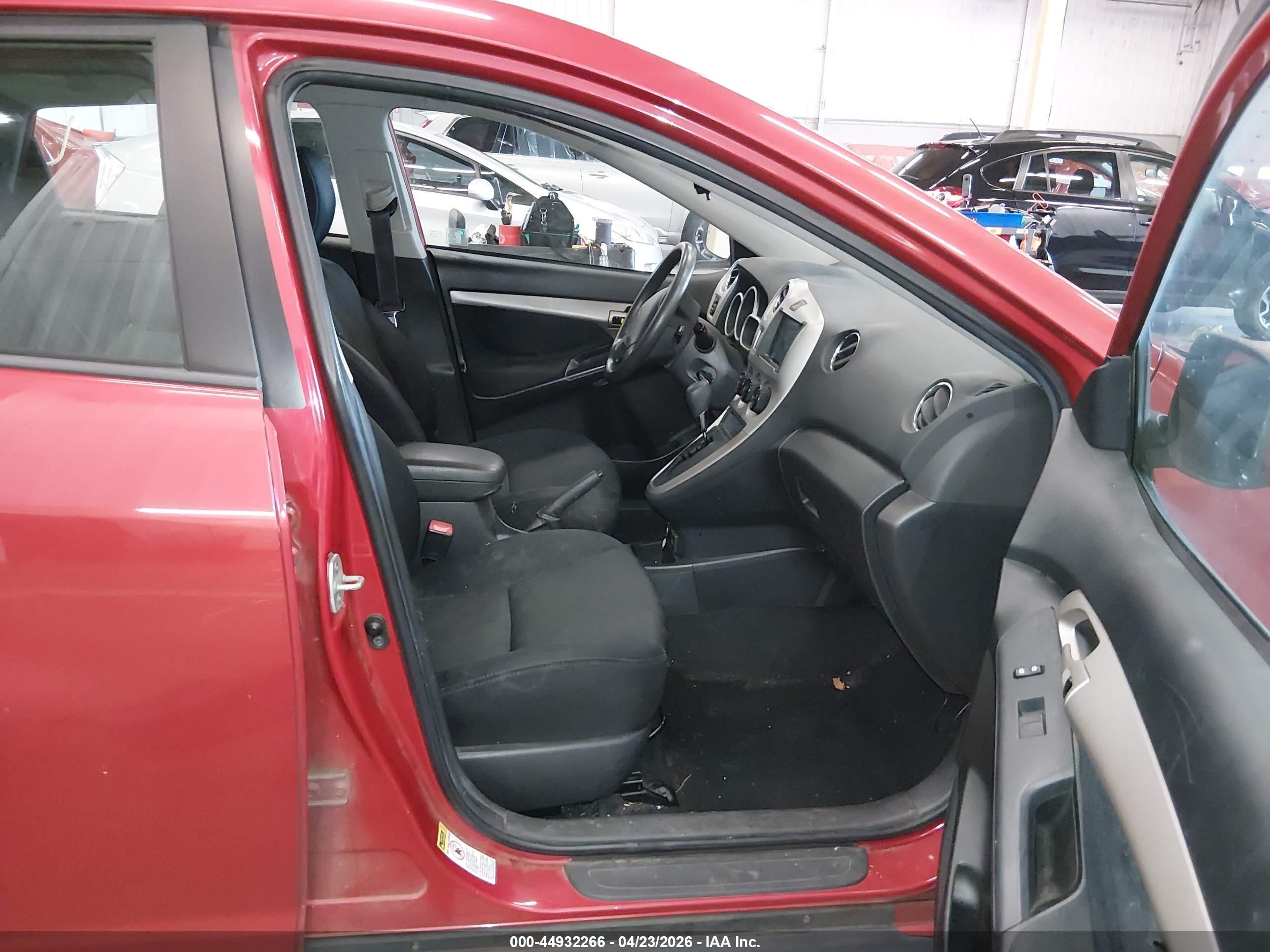 2009 Pontiac Vibe   Red vin: 5Y2SP67889Z462284