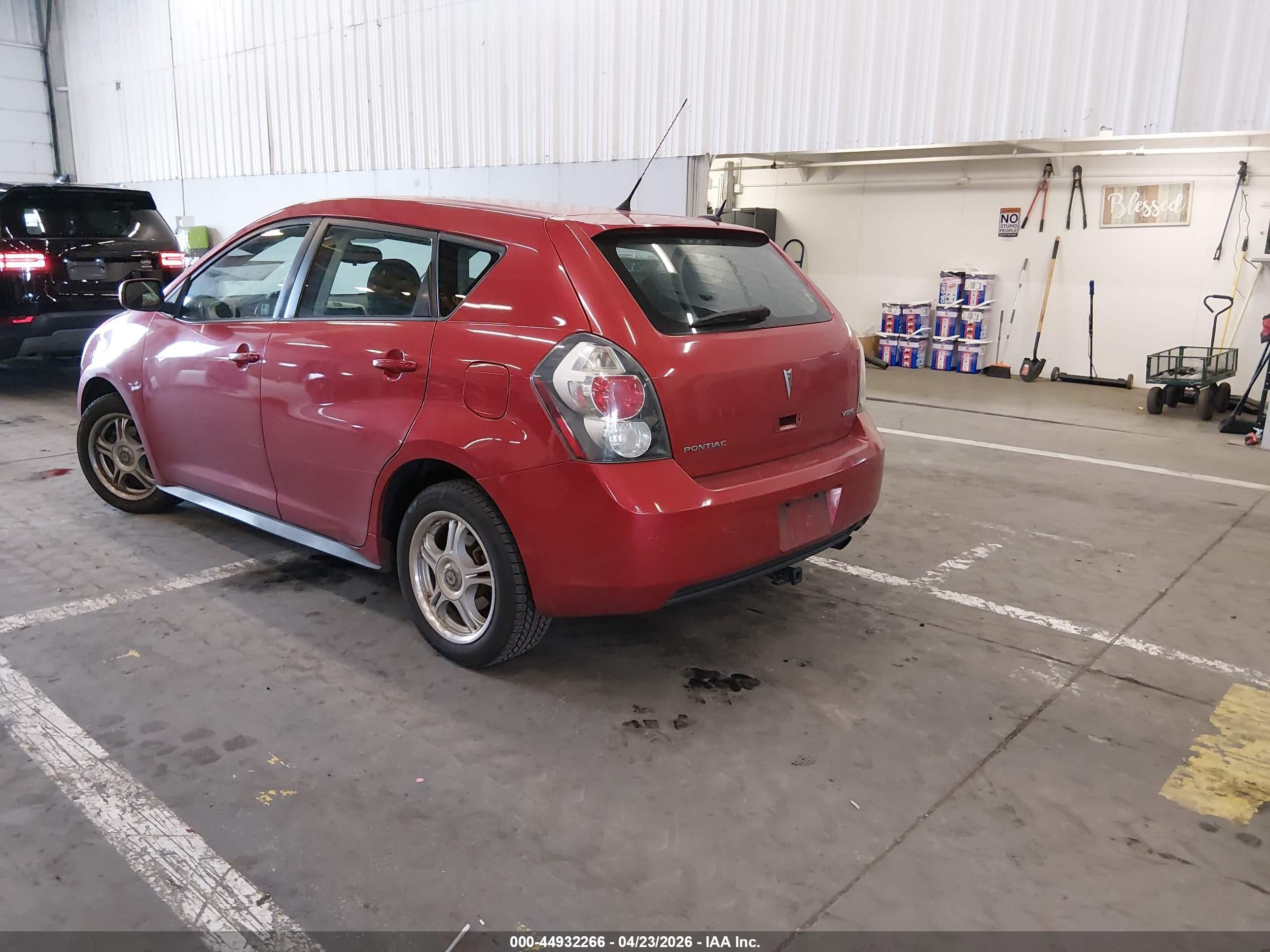 2009 Pontiac Vibe   Red vin: 5Y2SP67889Z462284