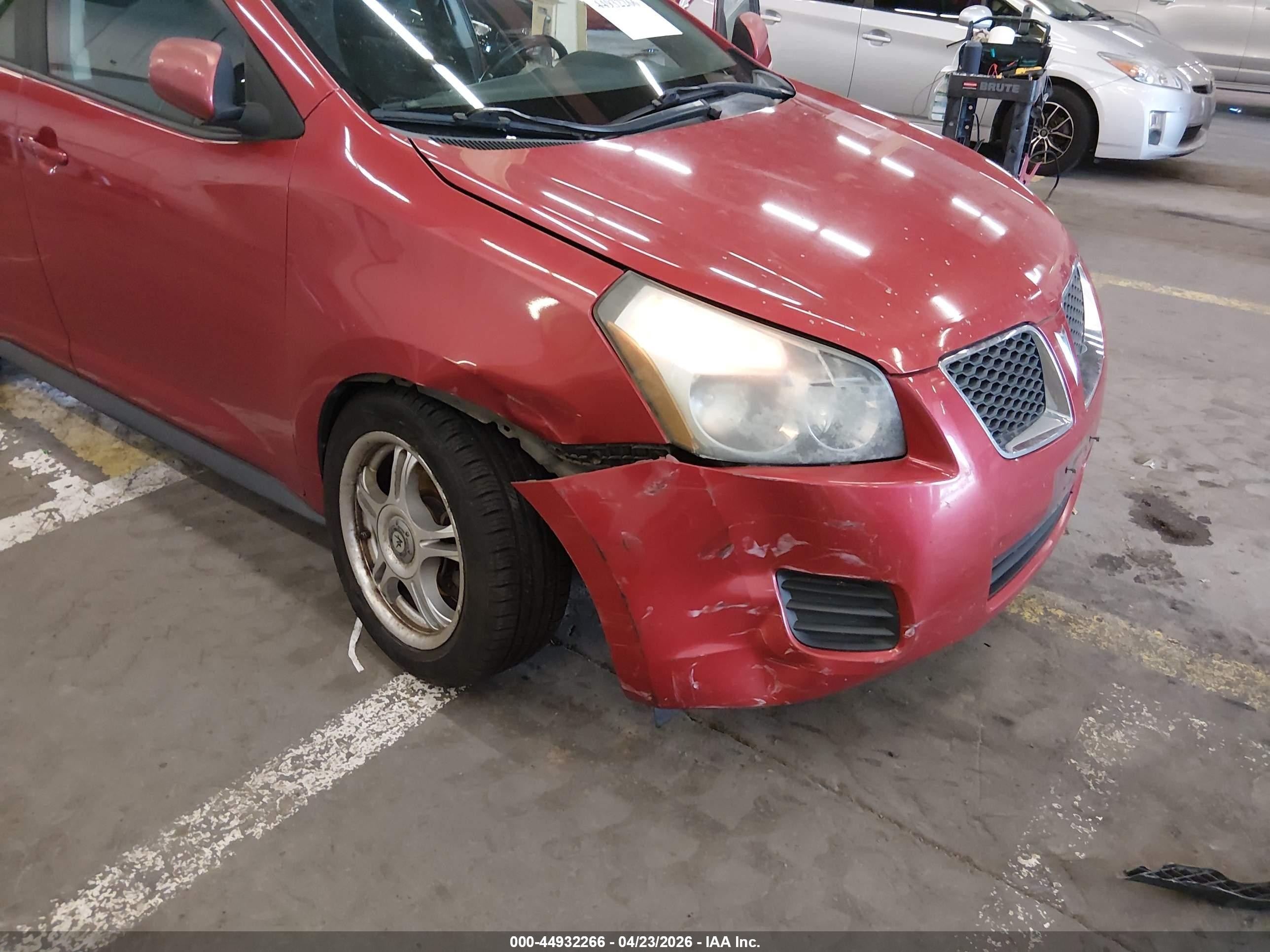 2009 Pontiac Vibe   Red vin: 5Y2SP67889Z462284