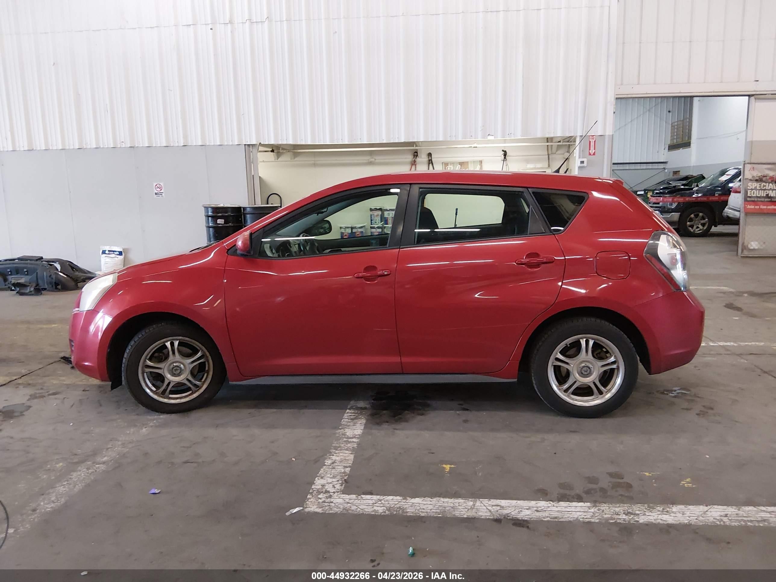 2009 Pontiac Vibe   Red vin: 5Y2SP67889Z462284