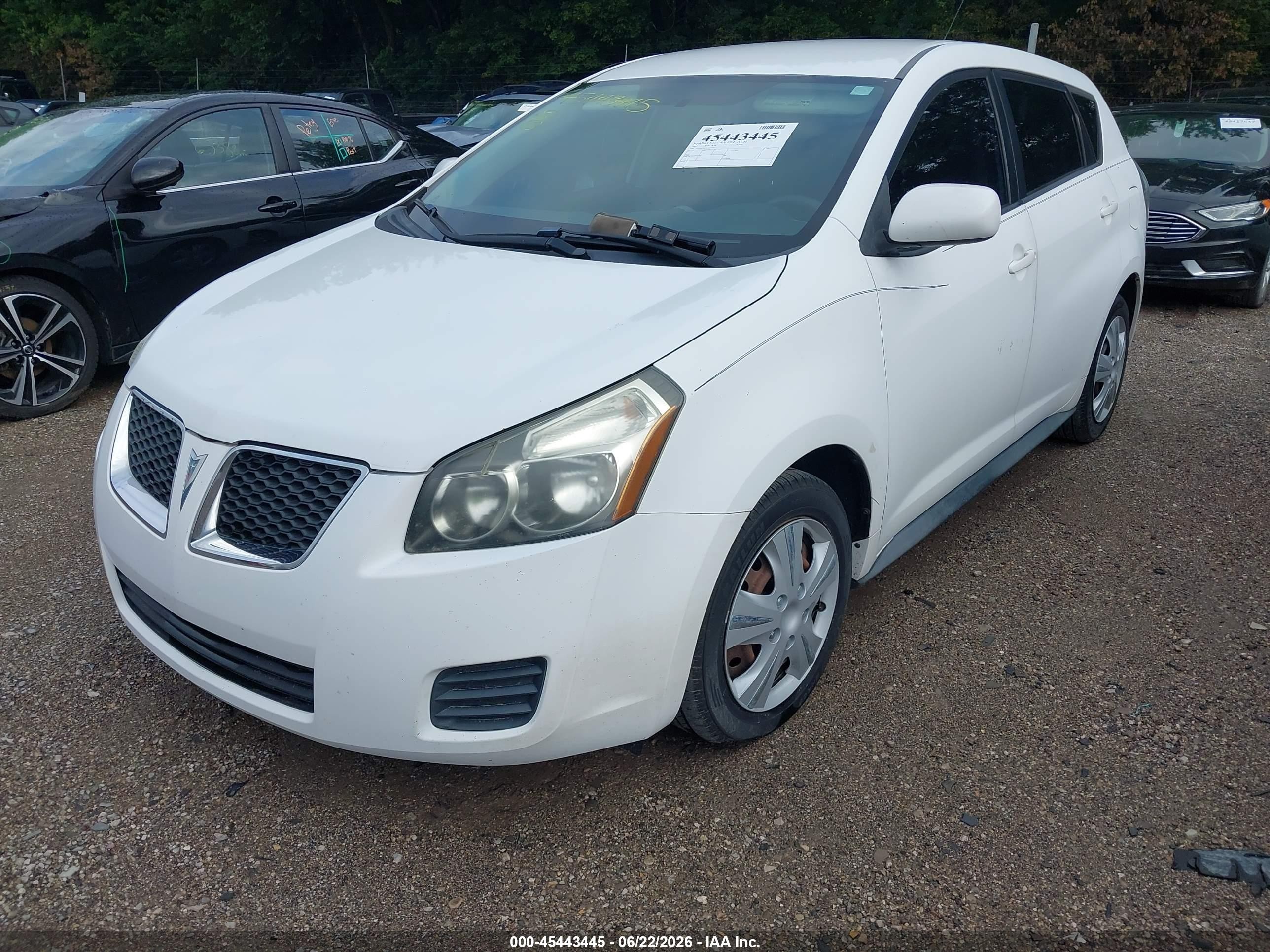 2009 Pontiac Vibe   White vin: 5Y2SP678X9Z465686