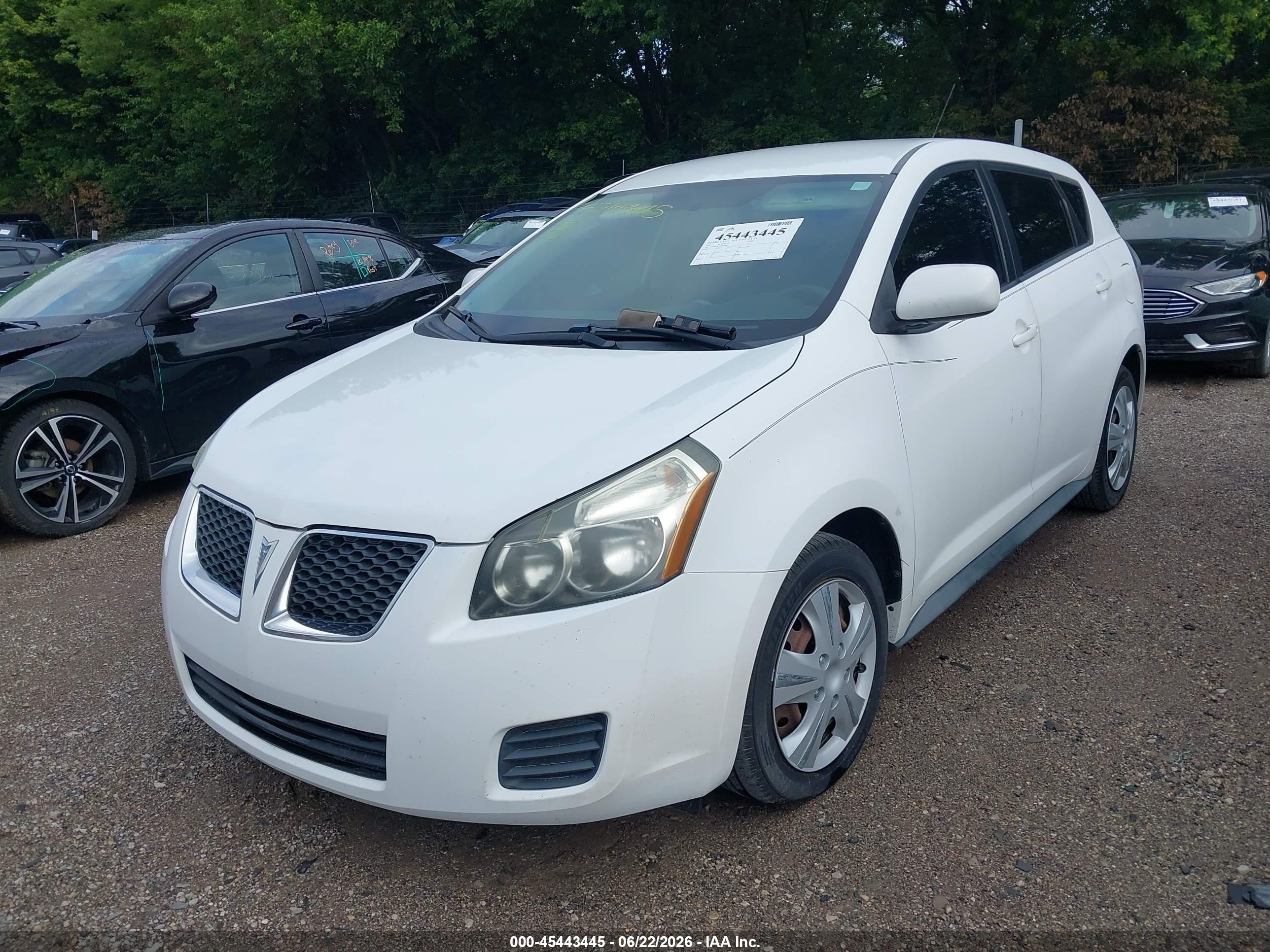 2009 Pontiac Vibe   White vin: 5Y2SP678X9Z465686