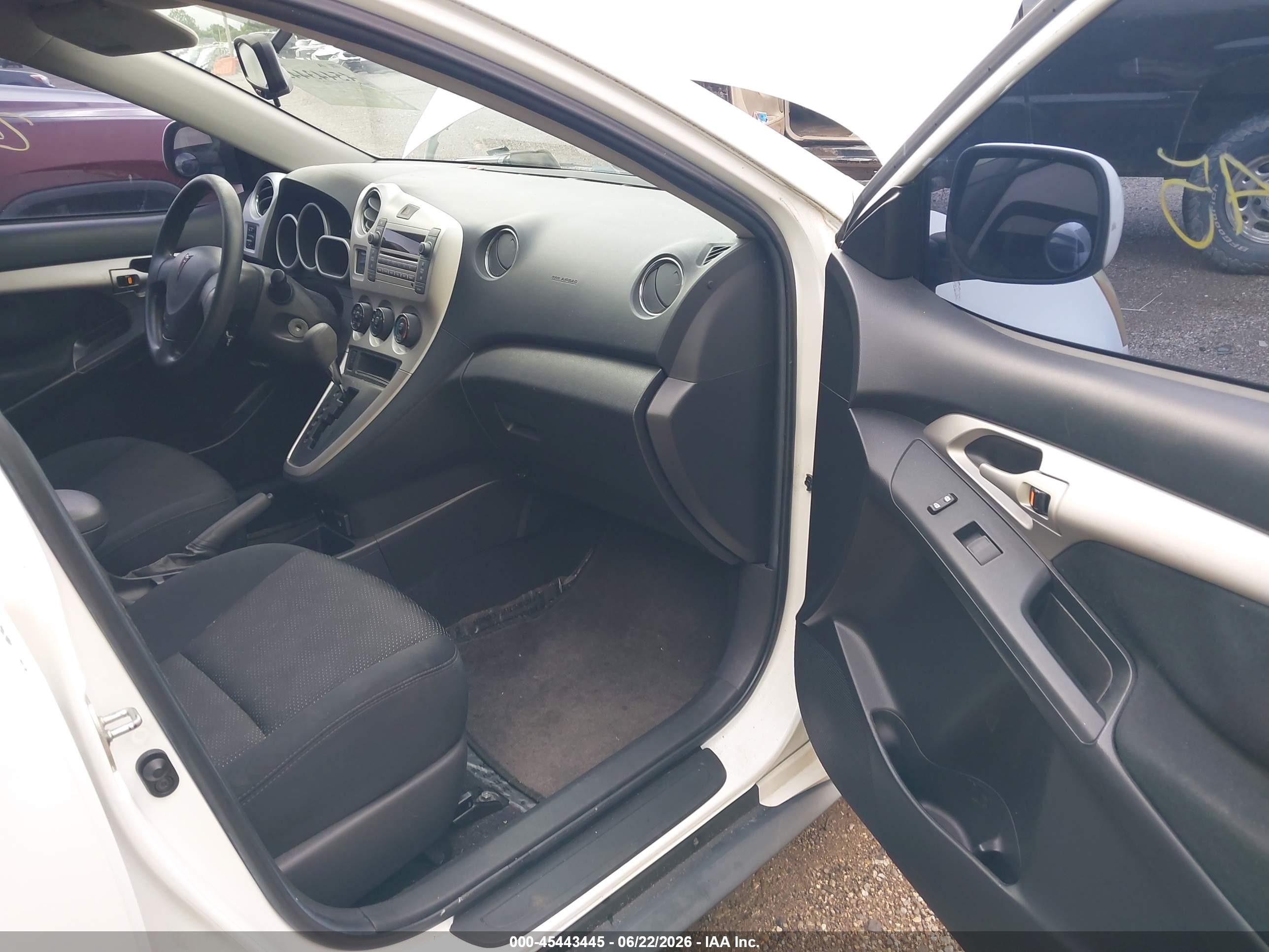 2009 Pontiac Vibe   White vin: 5Y2SP678X9Z465686