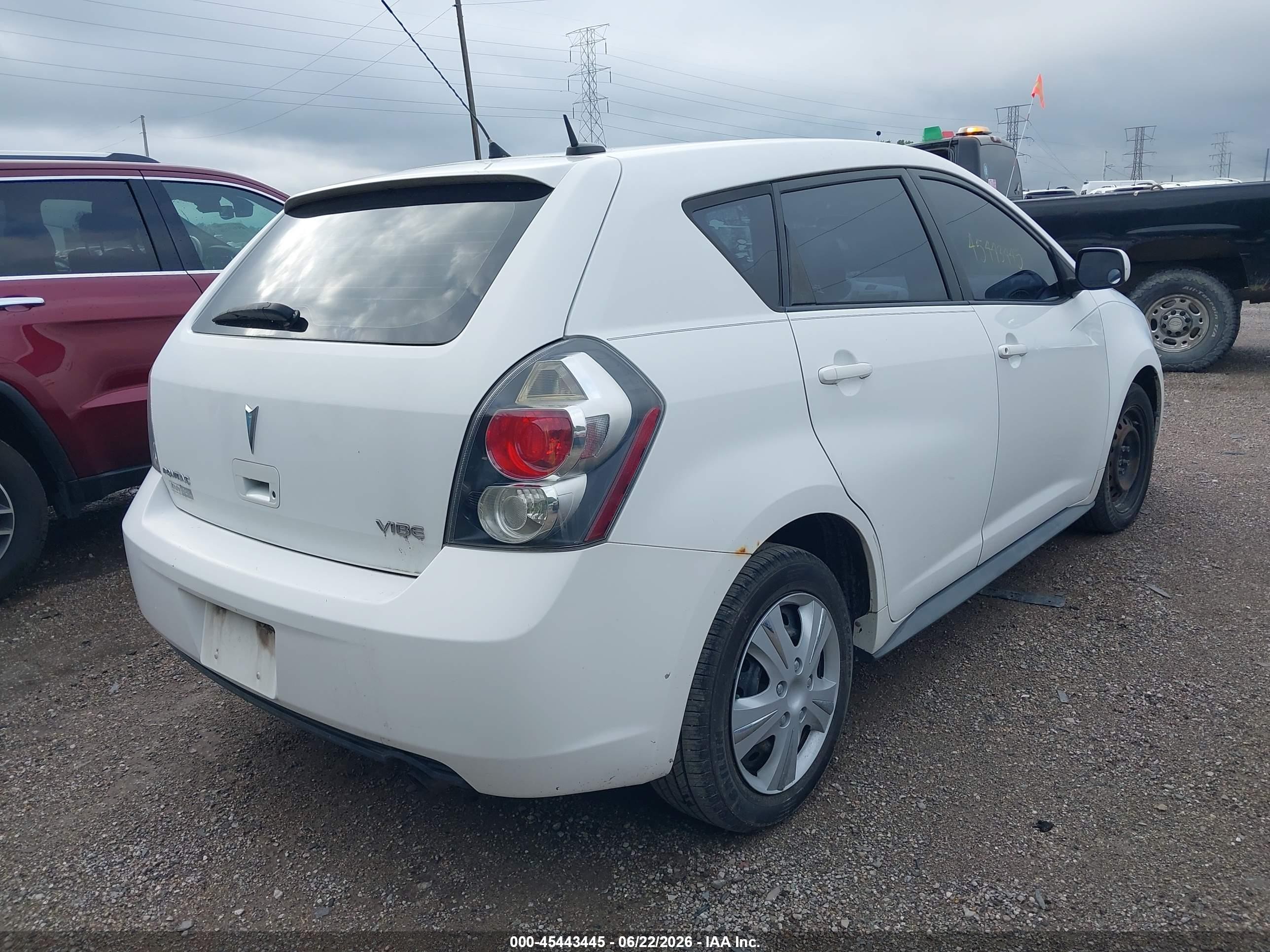 2009 Pontiac Vibe   White vin: 5Y2SP678X9Z465686