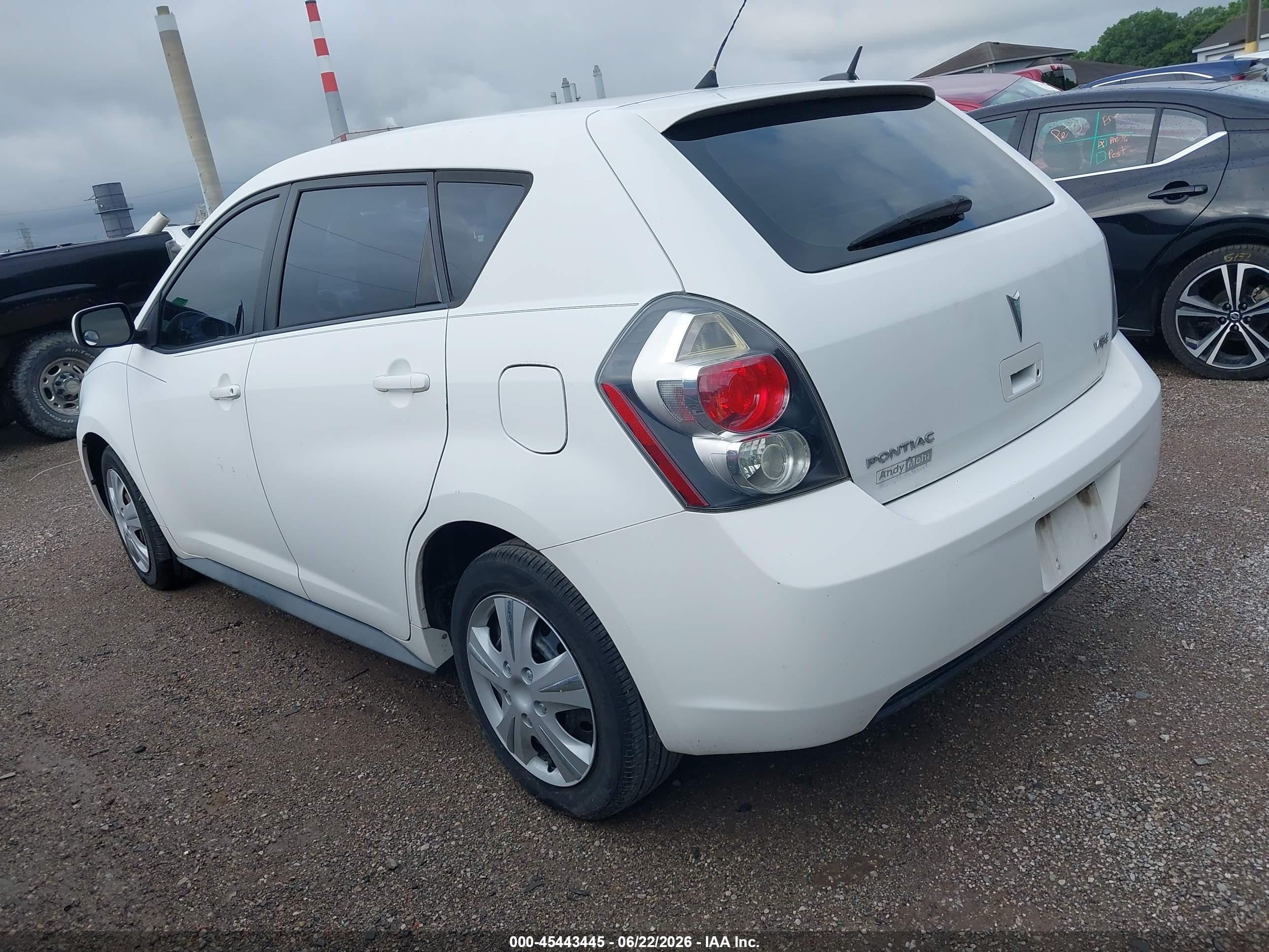 2009 Pontiac Vibe   White vin: 5Y2SP678X9Z465686