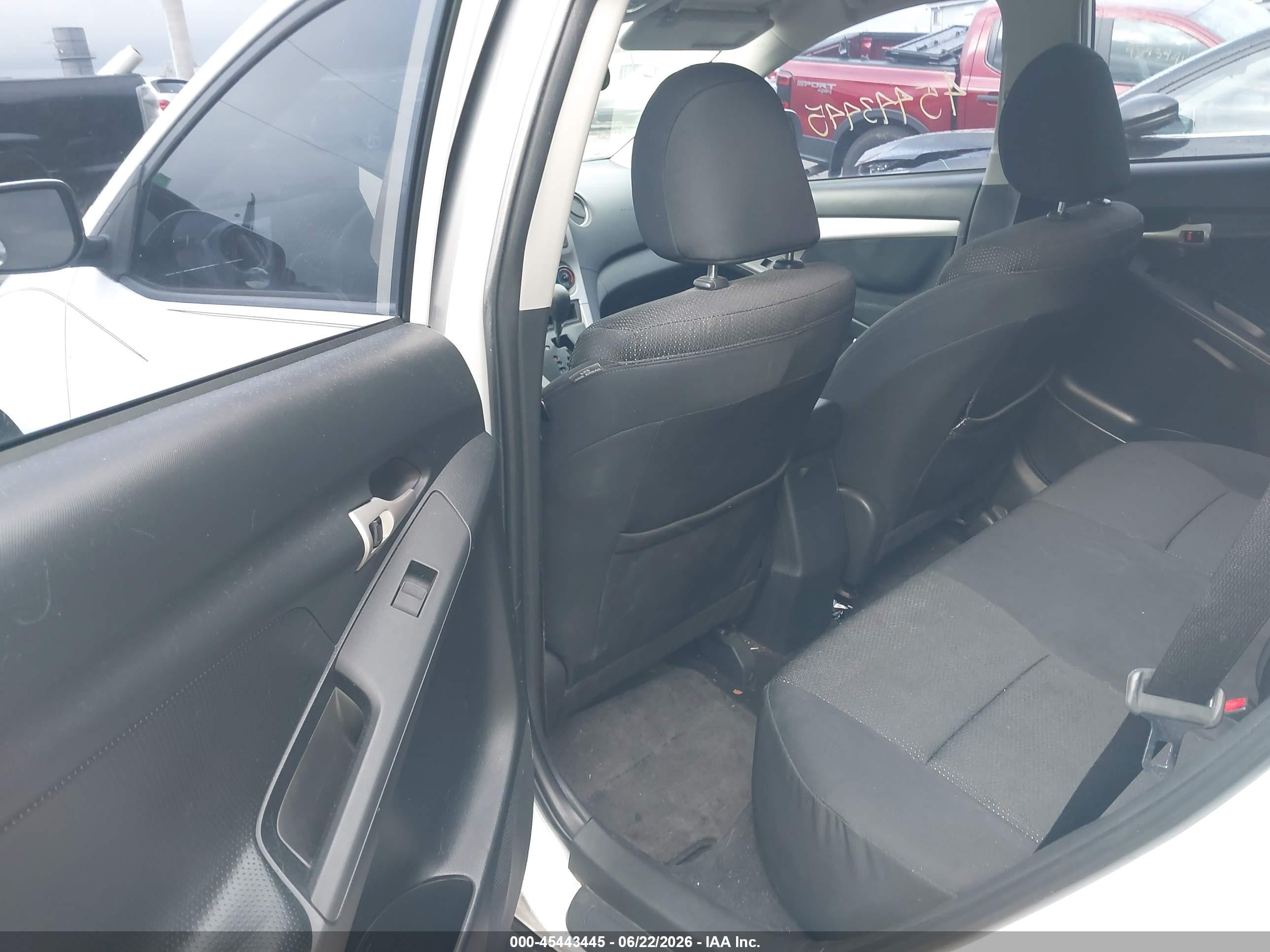 2009 Pontiac Vibe   White vin: 5Y2SP678X9Z465686