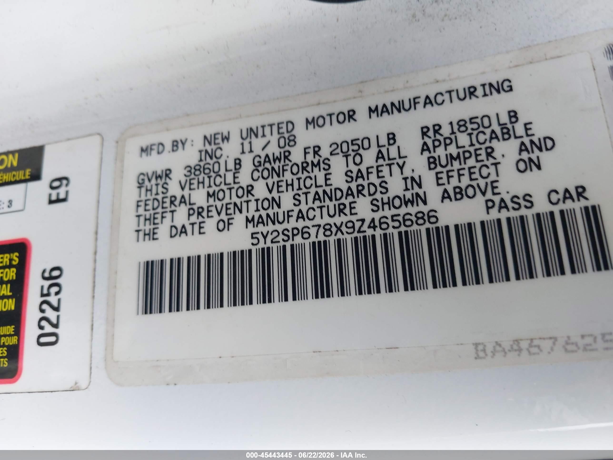 2009 Pontiac Vibe   White vin: 5Y2SP678X9Z465686
