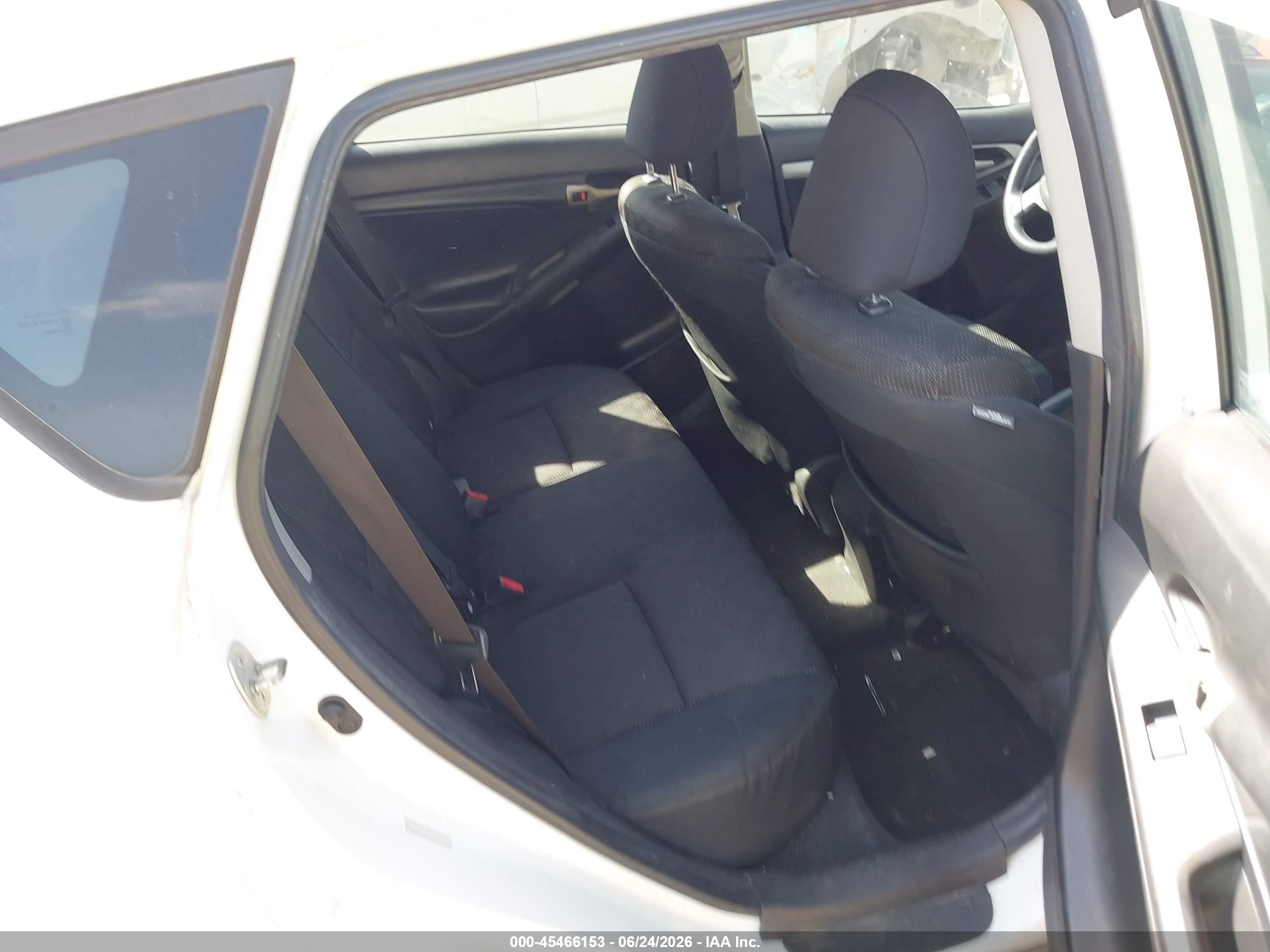 2010 Pontiac Vibe   White vin: 5Y2SP6E00AZ419222