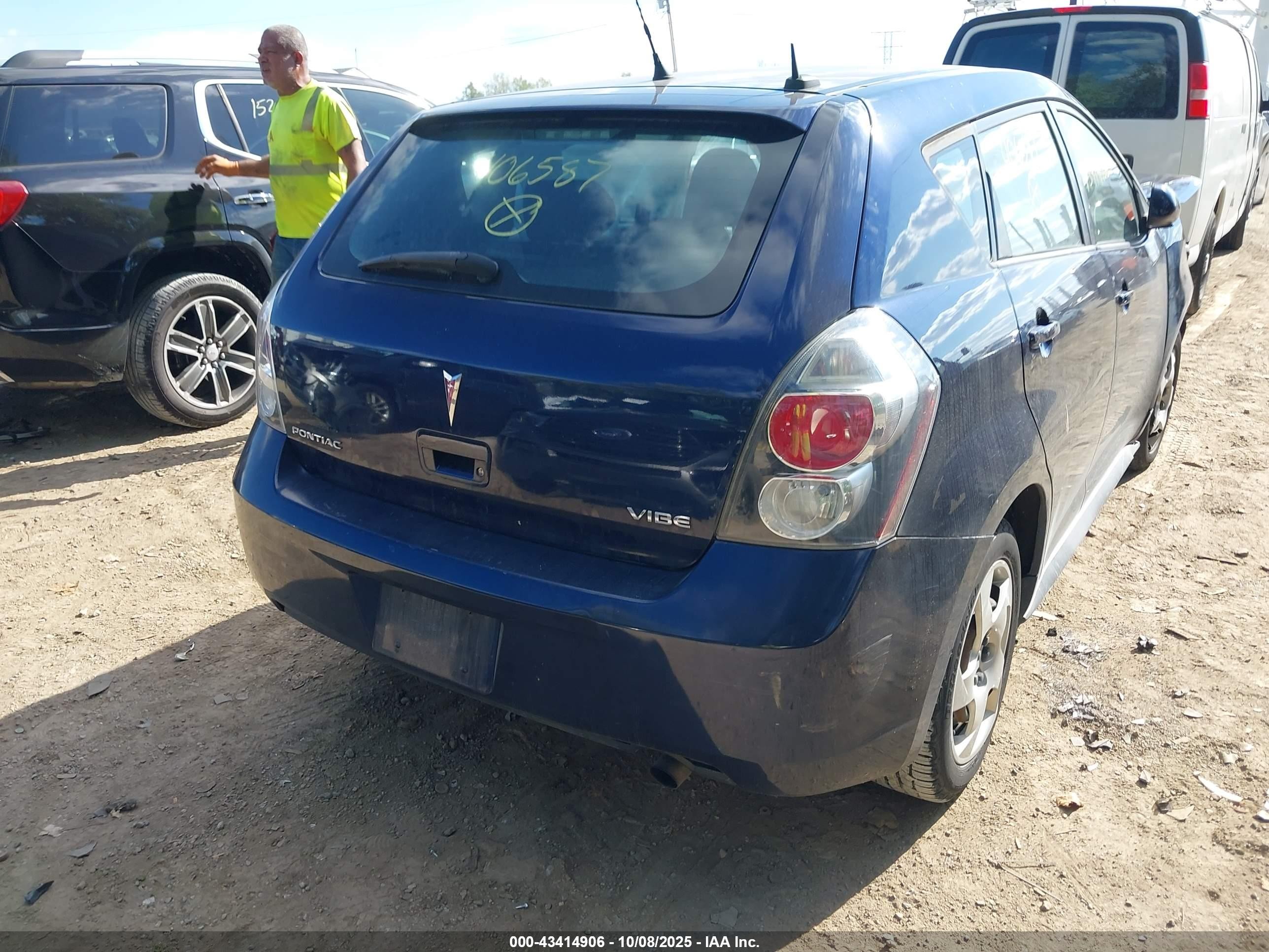 2010 Pontiac Vibe   Dark Blue vin: 5Y2SP6E80AZ406587