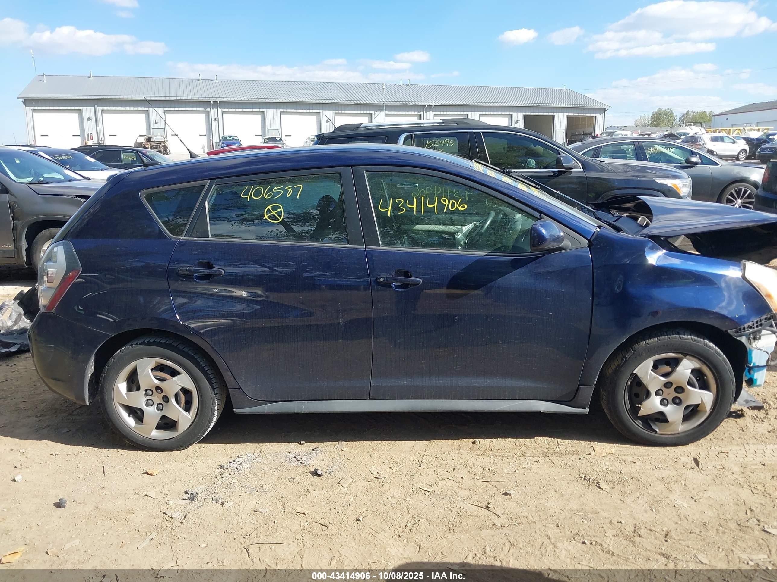 2010 Pontiac Vibe   Dark Blue vin: 5Y2SP6E80AZ406587
