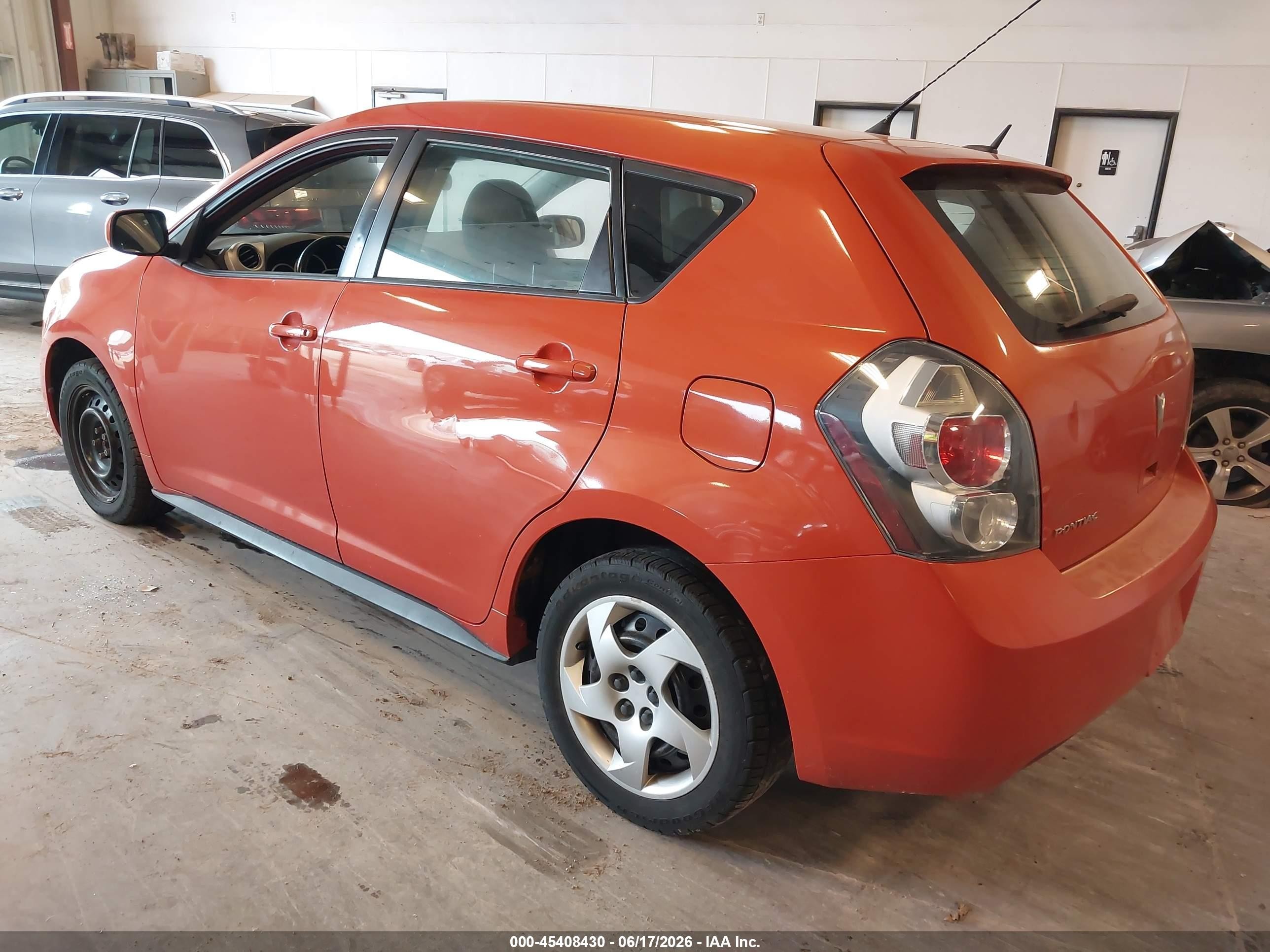2010 Pontiac Vibe   Orange vin: 5Y2SP6E81AZ400183