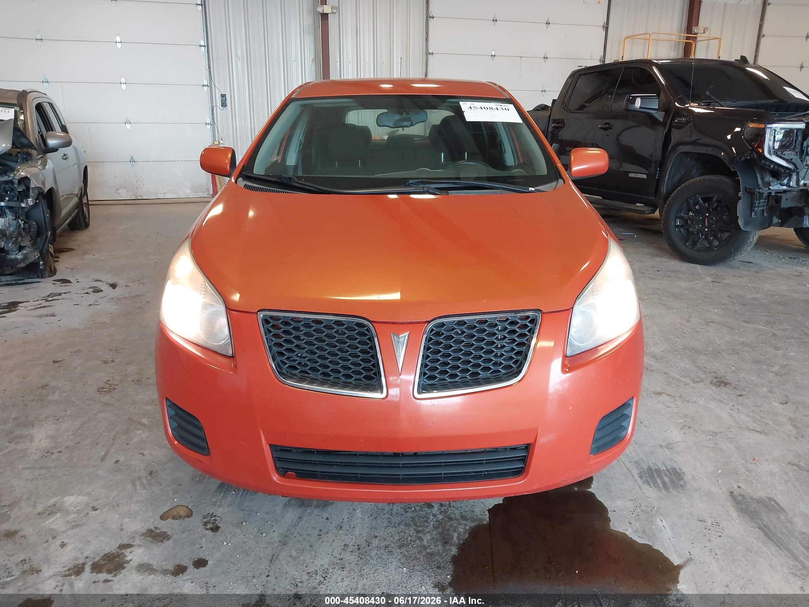 2010 Pontiac Vibe   Orange vin: 5Y2SP6E81AZ400183