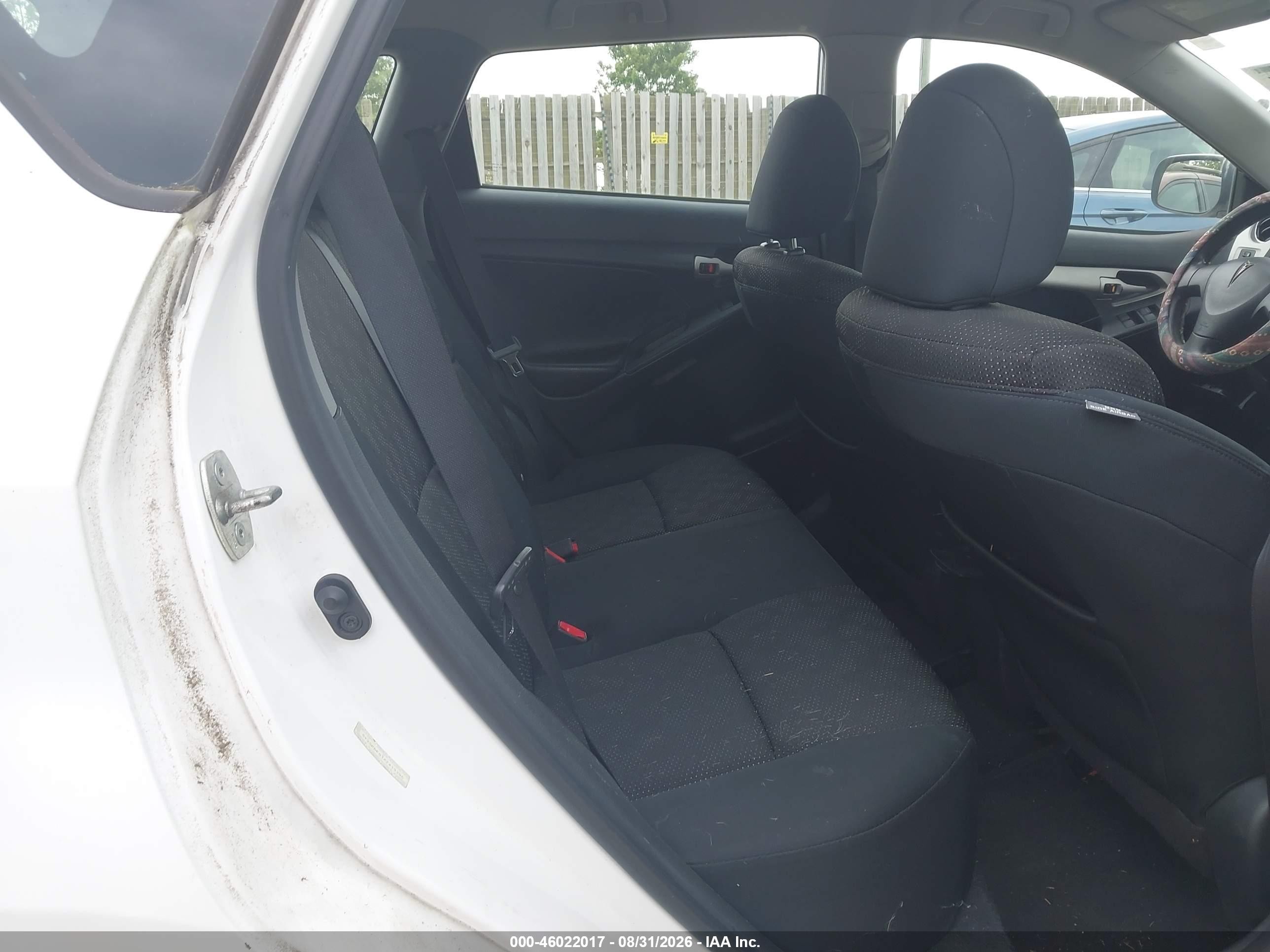2010 Pontiac Vibe   White vin: 5Y2SP6E81AZ419395