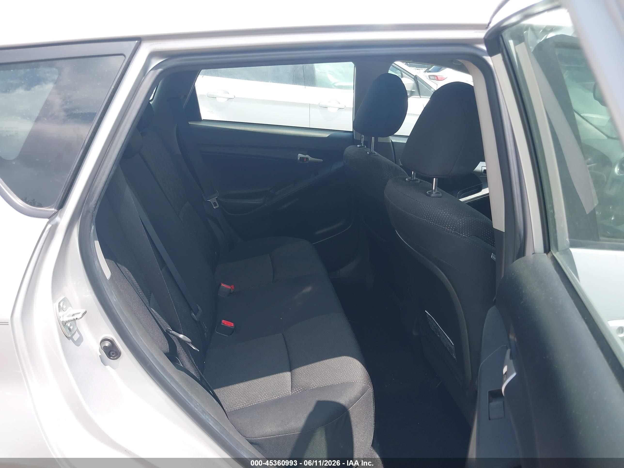 2010 Pontiac Vibe   Silver vin: 5Y2SP6E84AZ407578