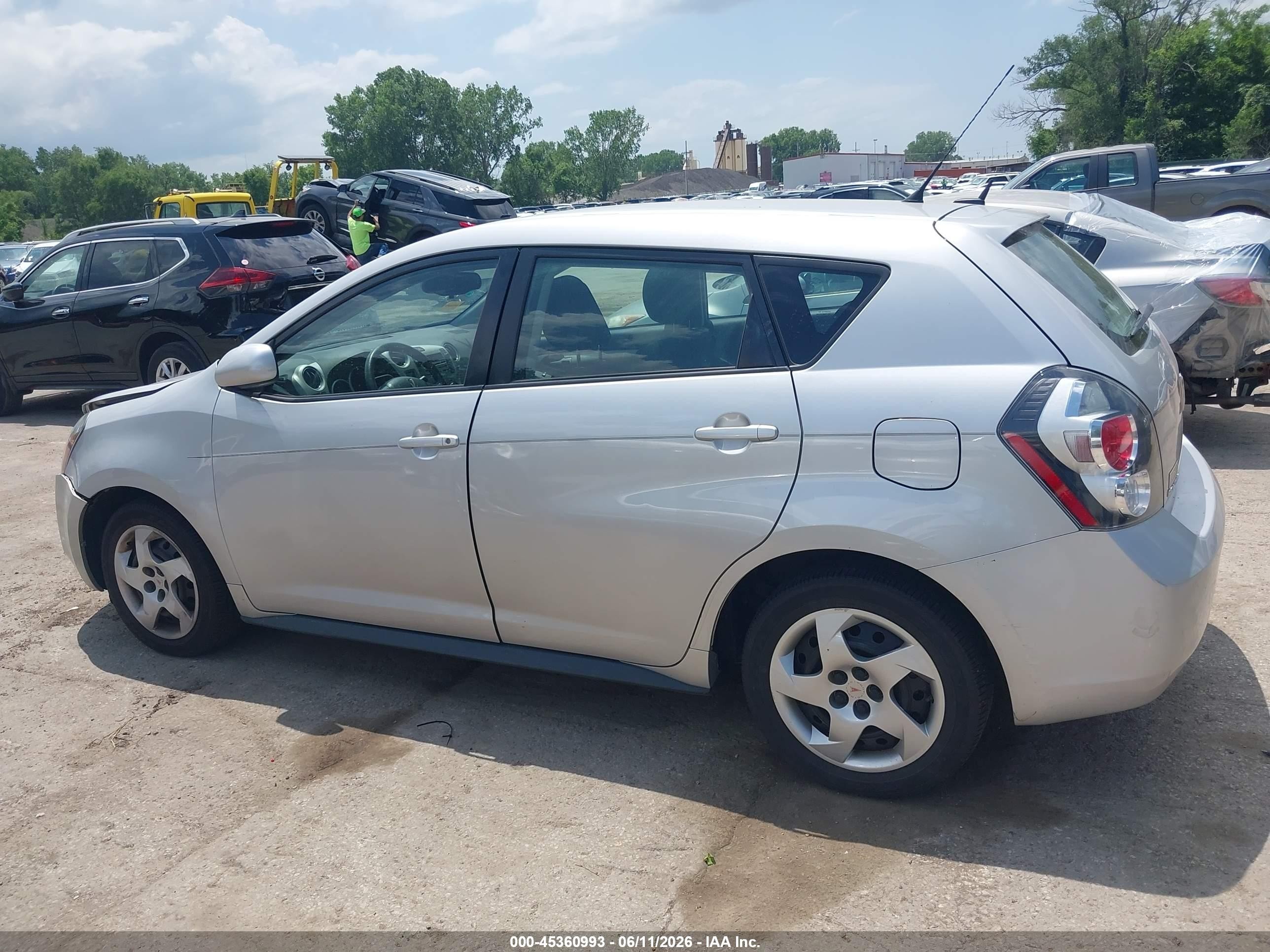 2010 Pontiac Vibe   Silver vin: 5Y2SP6E84AZ407578