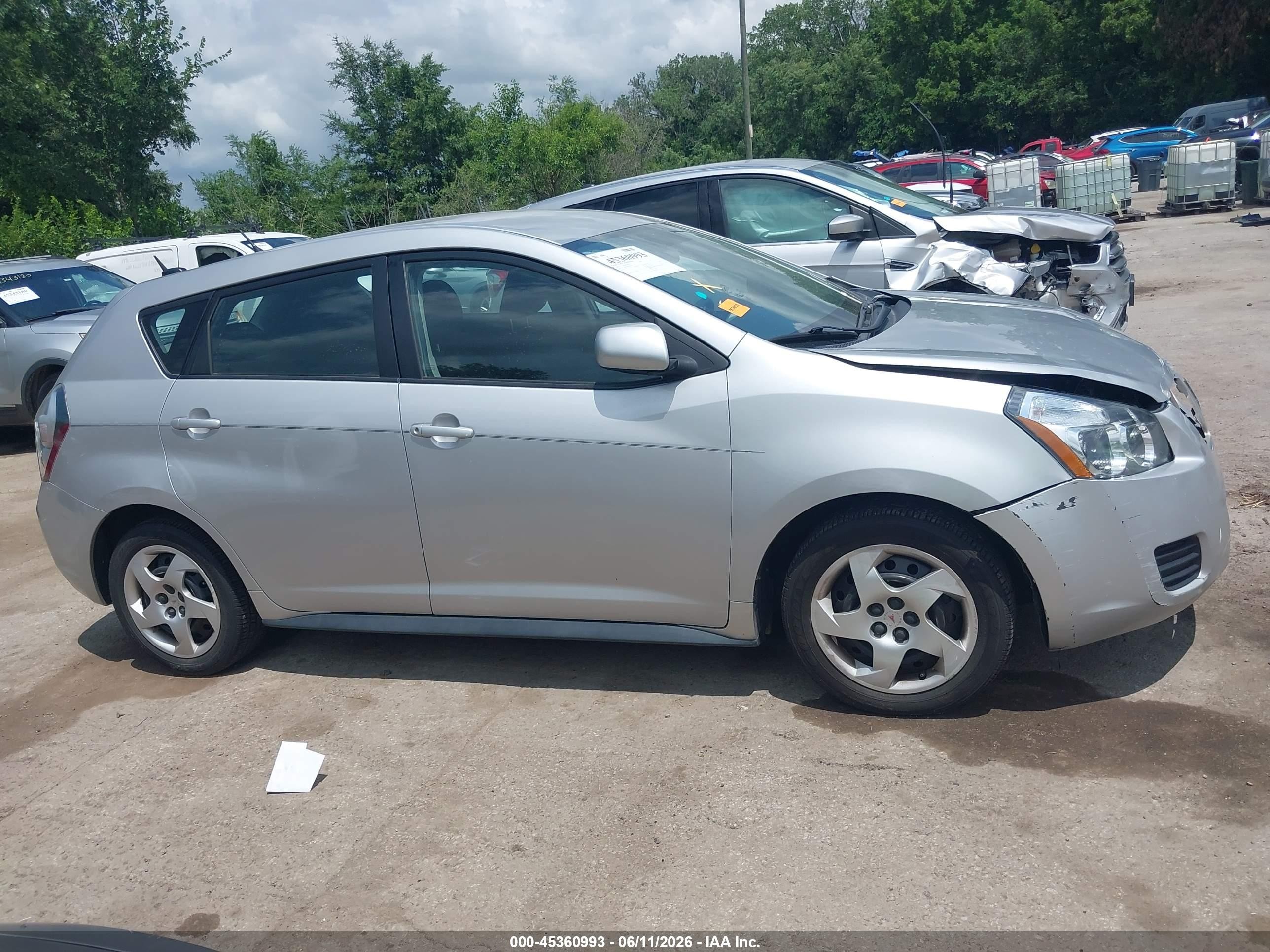 2010 Pontiac Vibe   Silver vin: 5Y2SP6E84AZ407578